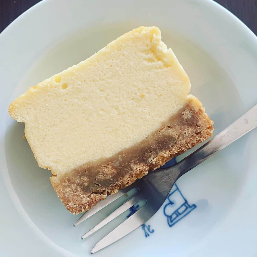 細田采花さんのインスタグラム写真 - (細田采花Instagram)「時間があった時に作ったチーズケーキ！ちょっと大人な感じにしたかったから、下のクッキー生地にコーヒーを混ぜて作りました！いい感じー^_^」11月4日 11時35分 - raripy.skating