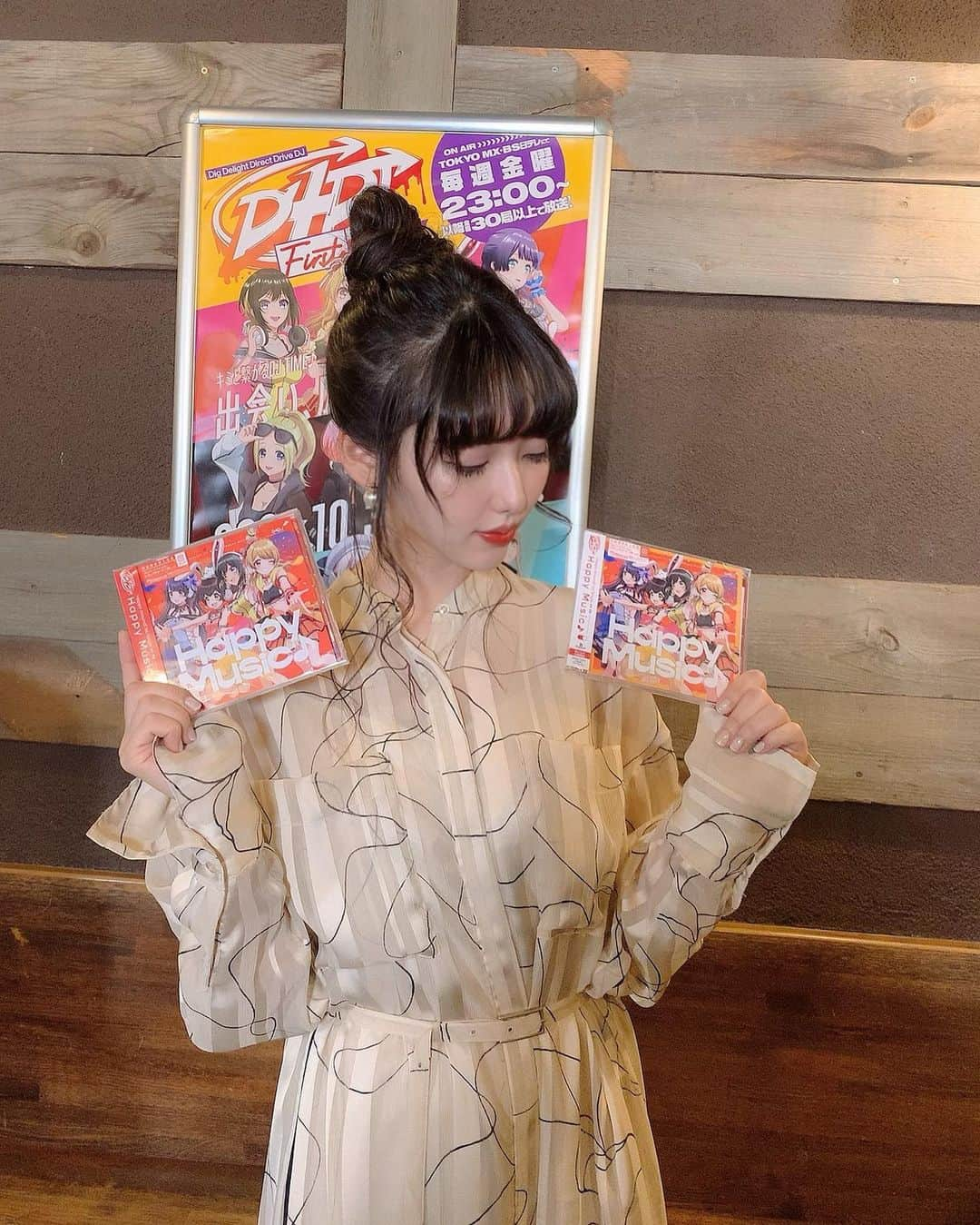 志崎樺音さんのインスタグラム写真 - (志崎樺音Instagram)「本日は、Happy Around! 1st Single「Happy Music♪」発売です。  Blu-ray付生産限定盤には7/26(日)開催された「MixChannel Presents D4DJ CONNECT LIVE」のハピアラのLIVE映像付き！  #D4DJ」11月4日 11時37分 - kshizaki_official