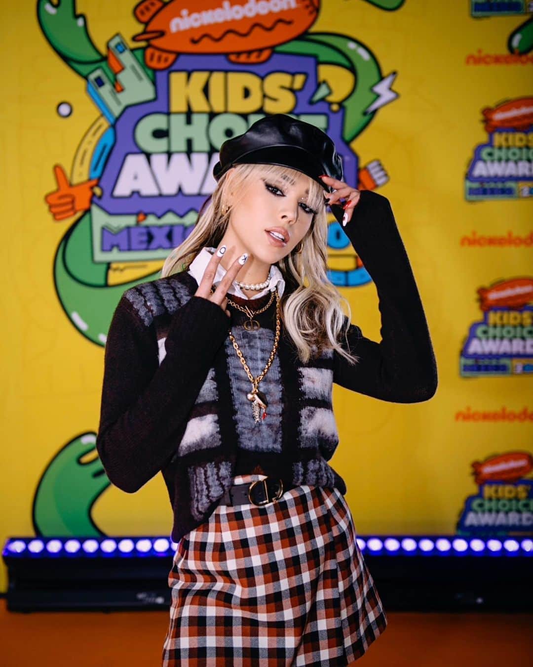 Danna Paolaのインスタグラム：「#kcamexico 2020 Orange carpet 🧡💚」