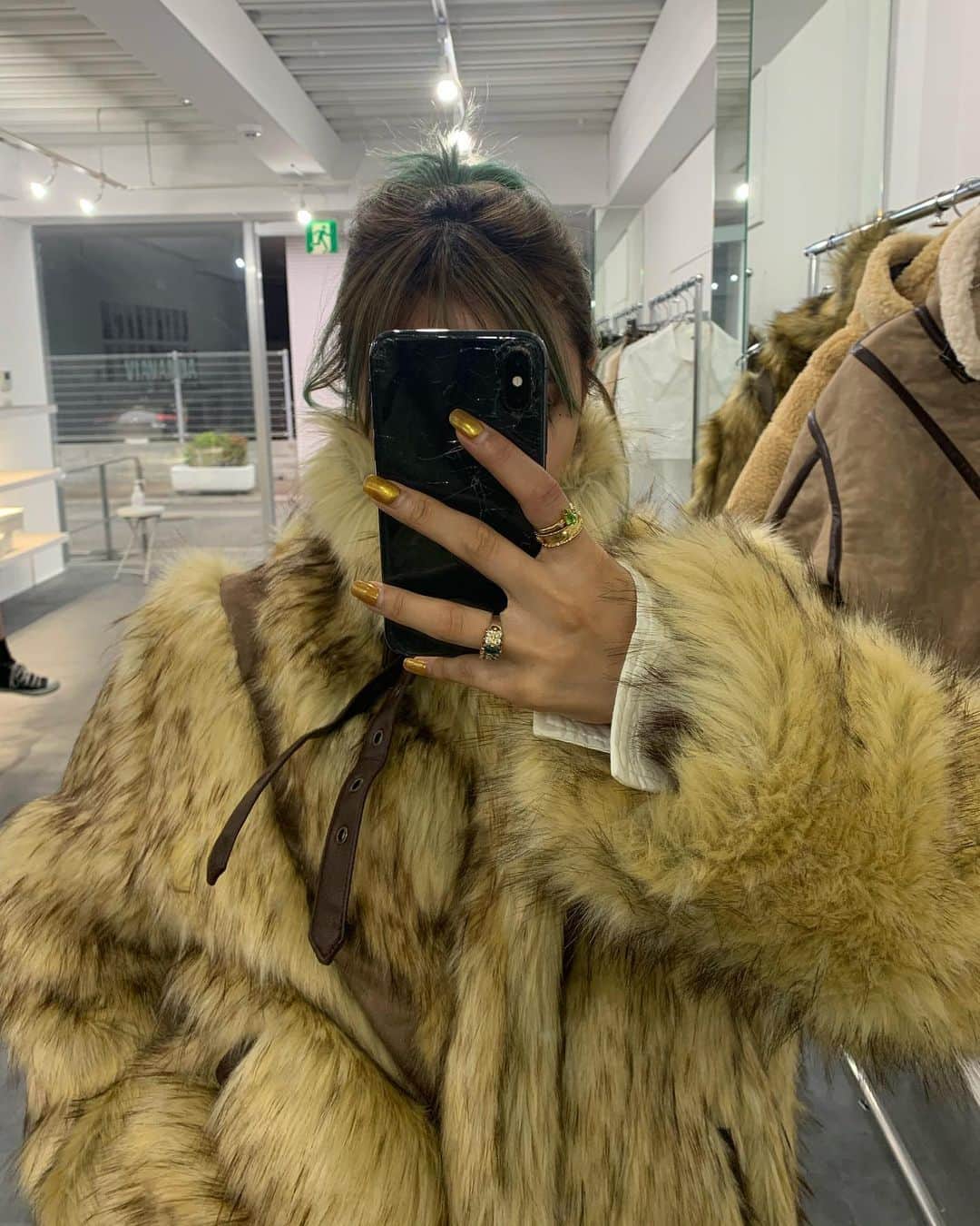 Nana Momosaka / 桃坂 ナナさんのインスタグラム写真 - (Nana Momosaka / 桃坂 ナナInstagram)「@viavanda_official 🧸 New Arrivals "big fur coat"💕  わたしが着用してるのはアイボリー！ アイボリーとブラウンで若干のサイズ感が違います。ブラウンの方が更にボリュームがあるなぁ。どっちもおすすめです🧚🏻💚 ディテールにこだわったからオンラインでチェックしてみて📲」11月4日 11時39分 - __momonana__