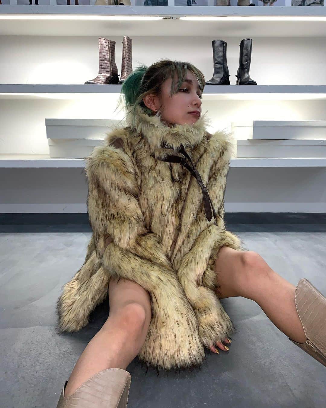 Nana Momosaka / 桃坂 ナナのインスタグラム：「@viavanda_official 🧸 New Arrivals "big fur coat"💕  わたしが着用してるのはアイボリー！ アイボリーとブラウンで若干のサイズ感が違います。ブラウンの方が更にボリュームがあるなぁ。どっちもおすすめです🧚🏻💚 ディテールにこだわったからオンラインでチェックしてみて📲」
