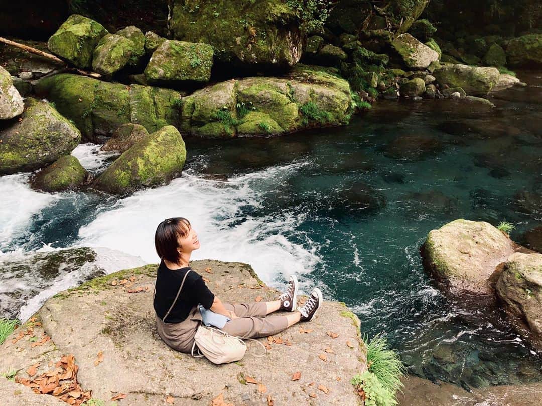 黛英里佳さんのインスタグラム写真 - (黛英里佳Instagram)「夏の終わりに熊本県菊池市にある菊池渓谷に行ってきました😊﻿ ﻿ 下調べ無しで行ったら予想以上の素晴らしさにびっくり😳﻿ ﻿ 水がめちゃくちゃ澄んでいて、緑が濃くて、最高のマイナスイオンを浴びながら気軽に散策できて最高でした😆✨﻿ ﻿ まだまだ暑い時に行ったけど、渓谷はひんやり涼しくて気持ち良かったです☺️﻿ ﻿ 今は紅葉が綺麗なのかな🍁✨﻿ ﻿ ﻿ #熊本#菊池渓谷」11月4日 11時42分 - erikamayuzumi_official