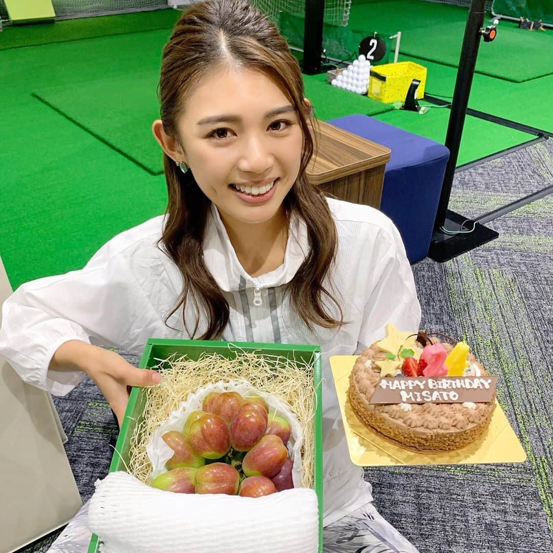 坪井ミサトさんのインスタグラム写真 - (坪井ミサトInstagram)「. . @popup_golf_lab のイベント終わりに お祝いしていただきました🎂♡ . 箱の中身はブドウ！！！ こんなの初めて見ました🍇 . 2枚目は嬉しさ全開です🤣 . サプライズありがとうございました🥰 . . #popupgolflab #golftoday #サプライズ #birthday #happy #嬉しさ全開 #今後もよろしくお願いします #golf #golfgirl #ゴルフ女子 #fitness #fitnessgirl」11月4日 11時49分 - misato1030