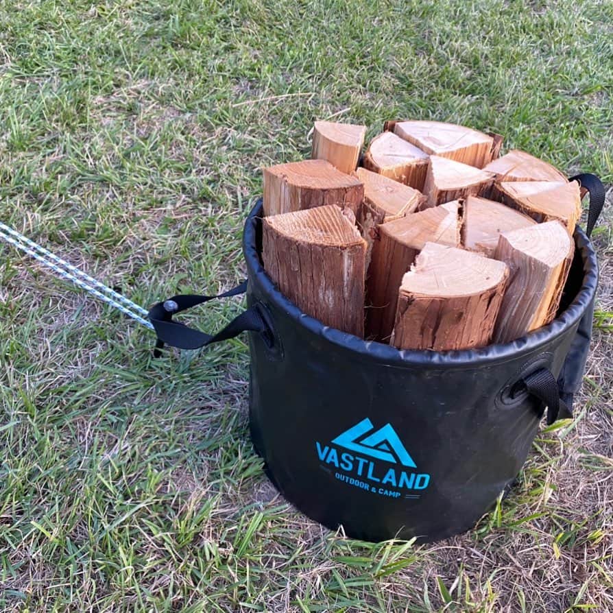 VASTLANDさんのインスタグラム写真 - (VASTLANDInstagram)「購入した薪をそのまま車に積むと木くずだらけに！😱 たまたま常備していた「折りたたみバケツ」に薪を入れました💡 手さげもあって持ち運びしやすく、木くずもこぼれないため便利です。😊👍  #VASTLAND #ヴァストランド #折りたたみバケツ #camp #キャンプギア #キャンプ道具 #キャンプ用品 #テント #camping #ソロキャンプ #デイキャンプ #ファミリーキャンプ #ファミキャン #グルキャン #ソロキャン #オートキャンプ #キャンプ女子 #キャンプ初心者 #キャンパー  #キャンプ好き #アウトドア #アウトドア用品」11月4日 11時51分 - vastland.jp