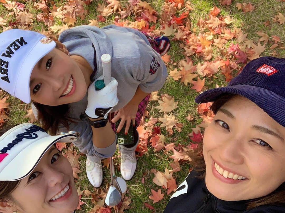 村西利恵さんのインスタグラム写真 - (村西利恵Instagram)「✔︎﻿ 秋のいい季節なのでゴルフしてきました⛳️﻿ ﻿ 女子ゴルフの方は楽しすぎてスコア散々🥺﻿ ﻿ 優しく教えてくれるえりちゃん　@elly_0216 に助けられ﻿ ﻿ 釣り仲間せりちゃん　@serikaochikata とワイワイしました🏌️‍♀️﻿ ﻿ 久しぶりに行けた大学の友達とのゴルフは ﻿ 朝から練習してなんとかいつも通りのスコアに復活。﻿ ﻿ 冷え込むようになってきて、山では紅葉が進んでいましたよ🍁﻿ ﻿ 久しぶりに自然の中で思い切り身体を動かせて﻿ ﻿ とても気持ち良かったです😌﻿ ﻿ ﻿ #ゴルフ日和﻿ #ゴルフ女子﻿ #下手の横好き﻿ #来年こそは100を切る﻿ #言い続けて早何年﻿ #エンジョイゴルフ﻿ #とにかく笑えれば﻿ #カート乗りません﻿ #ゴルフ場ダイエット」11月4日 11時52分 - riemuranishi