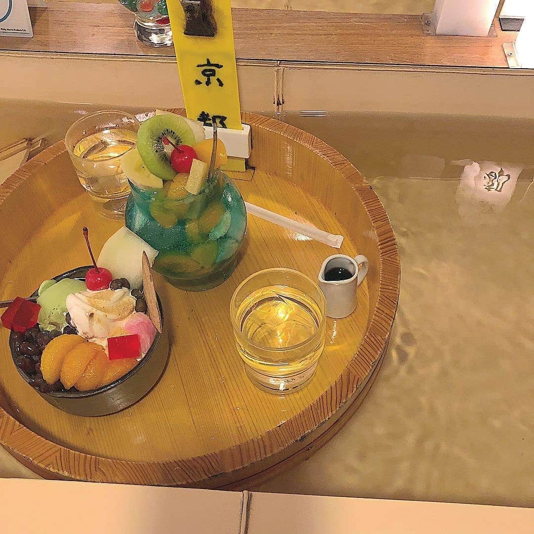 4meee!さんのインスタグラム写真 - (4meee!Instagram)「＼流れるスイーツが魅力的なカフェ どんぐり／﻿ ﻿ ﻿ 静岡にあるカフェ、どんぐりはご存知ですか？🌰﻿ ﻿ お盆に乗ったドリンクやスイーツが流れてくる、不思議なカフェなんです♡﻿ ﻿ 昭和レトロなメニューを、インスタ映え確実に楽しむことができます📸﻿ ﻿ ■#4meee_cafe﻿ 📍410-0801 静岡県沼津市大手町５丁目８−２２﻿ 🕧11:00-18:30﻿ ﻿ ﻿ ﻿ ﻿ photoby﻿ @moelala__22 ﻿﻿ 流行りのアイテでムやスポットには　@4meee_com をタグ付けして投稿してください🎀﻿﻿ .﻿ #4MEEE#フォーミー#アラサー女子#女子力向上委員会﻿﻿﻿ #どんぐり #喫茶店 #カフェ #静岡カフェ #沼津カフェ #映えカフェ #静岡グルメ #沼津カフェ #どんぐりカフェ #喫茶どんぐり #喫茶店どんぐり #映えスポット #静岡旅行 #静岡観光 #映えスイーツ #ストーリー #ストーリー映え#沼津#パフェ#昭和レトロ#レトロカフェ#レトロ喫茶店#喫茶店巡り #喫茶店好きな人と繋がりたい」11月4日 12時03分 - 4meee_com