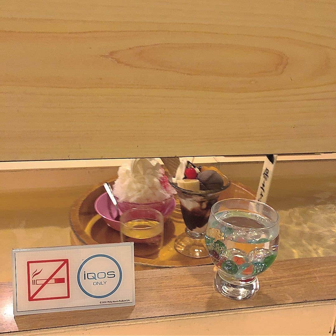 4meee!さんのインスタグラム写真 - (4meee!Instagram)「＼流れるスイーツが魅力的なカフェ どんぐり／﻿ ﻿ ﻿ 静岡にあるカフェ、どんぐりはご存知ですか？🌰﻿ ﻿ お盆に乗ったドリンクやスイーツが流れてくる、不思議なカフェなんです♡﻿ ﻿ 昭和レトロなメニューを、インスタ映え確実に楽しむことができます📸﻿ ﻿ ■#4meee_cafe﻿ 📍410-0801 静岡県沼津市大手町５丁目８−２２﻿ 🕧11:00-18:30﻿ ﻿ ﻿ ﻿ ﻿ photoby﻿ @moelala__22 ﻿﻿ 流行りのアイテでムやスポットには　@4meee_com をタグ付けして投稿してください🎀﻿﻿ .﻿ #4MEEE#フォーミー#アラサー女子#女子力向上委員会﻿﻿﻿ #どんぐり #喫茶店 #カフェ #静岡カフェ #沼津カフェ #映えカフェ #静岡グルメ #沼津カフェ #どんぐりカフェ #喫茶どんぐり #喫茶店どんぐり #映えスポット #静岡旅行 #静岡観光 #映えスイーツ #ストーリー #ストーリー映え#沼津#パフェ#昭和レトロ#レトロカフェ#レトロ喫茶店#喫茶店巡り #喫茶店好きな人と繋がりたい」11月4日 12時03分 - 4meee_com