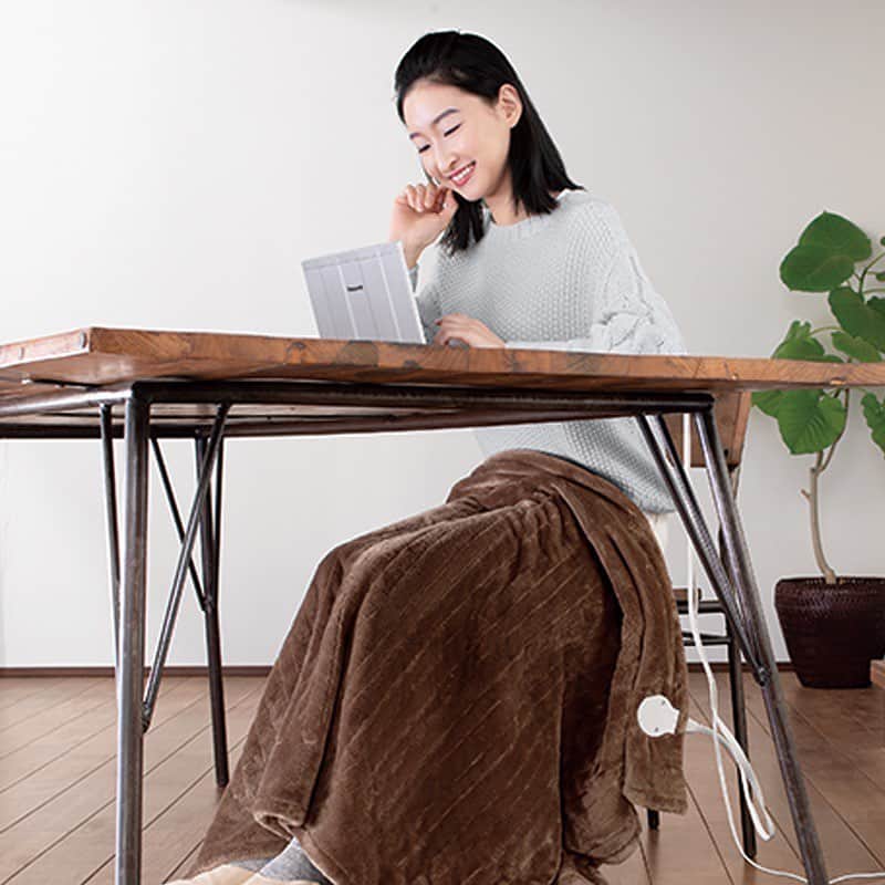 Panasonic ふだんプレミアムのインスタグラム：「【洗える電気ひざかけ⁉️】 . 掛けて、敷いて、暖まりたい！ そんなあなたに 電気ひざかけ「くるけっと」がおすすめ😊 . 「肌寒い」と感じた時にすぐに使えて 掛けても敷いても暖かい🌞 . ご家庭の洗濯機で丸洗いできるので お手入れも簡単です👌 . --------------------------------- テレワークでも大活躍の電気ひざかけ！ 「くるけっと」 DC-H5 https://panasonic.jp/danbo/p-db/DC-H5.html --------------------------------- . #寒さに備えるあたためグッズ #くるけっと #暖房器具 #冬 #ヒーター #足元の冷え #暖房 #インテリア #コンパクト #テレワーク #在宅勤務 #勉強部屋 #オフィス #ライフスタイル #日常 #生活 #暮らし #おうち #パナソニック家電 #家電 #パナソニックと暮らす #パナソニック #panasonic」