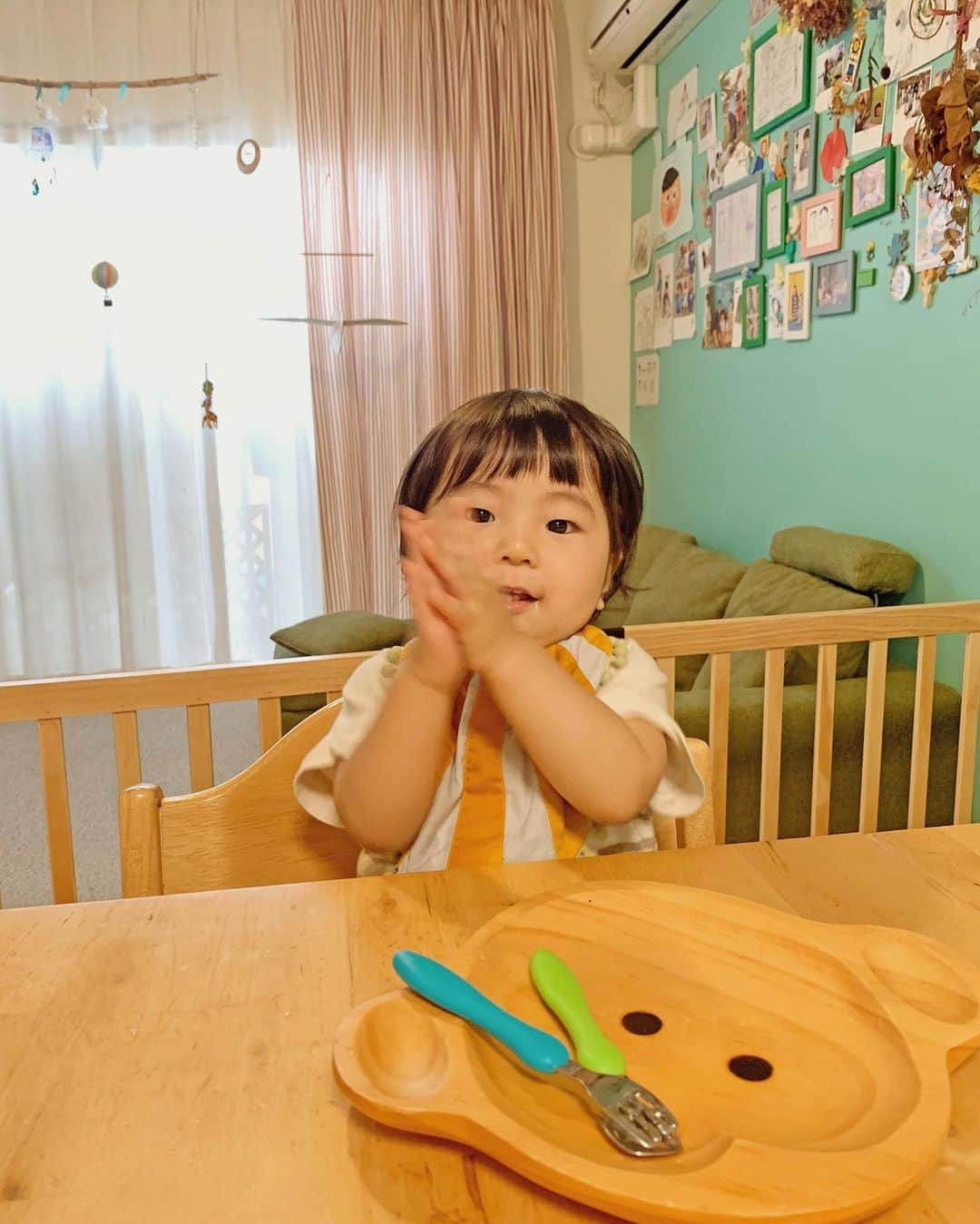 むらたさきさんのインスタグラム写真 - (むらたさきInstagram)「🍽🍽 ． 先月終わりの、母子の休日♡ 雨続きでやっと晴れた日曜日〜🙌🥰☀️ ． ． サンちゃん👶のお昼寝とのタイミングが合わず 兄たちは先にお昼を食べ終えてしまって 「早く公園行こうよ〜🥺」と待ちくたびれていたので🙏😂、 こんな時は(こんな時でなくてもよく作るけど♡) アサヒグループ食品さんからいただいた 和光堂「赤ちゃんのやさしいおやきミックス」の出番や〜🍳🏃‍♀️🎊 ． ． お水を混ぜて丸めて焼くだけで簡単に作れるし、 鉄やカルシウムもたっぷりで つかみ食べ時期の練習にもなるので、 ． フォークに刺してみて、 フォークから指で摘んで食べて〜と、 “何のためにフォーク持っとるん😂🤣！？” (スプーンバージョンも有！笑) という流れで いつもパクパクとうれしそうに口に運んどる👌😍 ． ． 手を合わせて 「いただきます」「ごちそうさま」も出来るようになりました🙏☺️💘 (7枚目) ． ． ． 全部食べ終えて お皿をひっくり返して残念そうにしとったので😂、 (6枚目) ． おかわり分は、大好きなのり付きも♡ (8枚目) ． ↑ 納豆やチーズ、のりなどをトッピングすると更に食べ応えも増して 食事の1メニューとして活躍🍚🥰💮 ． ． ． ． ． じゃがいもベース🥔で 卵、小麦、乳製品などが使われていないのも取り入れやすくて、 様々な赤ちゃん＆ママやパパに寄り添ってくれているなぁ🙏🥺✨ と、 パッケージを眺めながら感心して、 ． 思い返せば、 ． 長男を妊娠中に “おなかのわが子へのメッセージ💌”  を伝えるCMに参加させていただいて以来、 サプリ、ミルク、離乳食、バスアイテム etc.など お店で“WAKODO”の文字を見ると 迷わず商品を手にとってしまうくらいに わたしの育児生活にも長年寄り添ってもらっています🙏🥰💘 ． ． ． ． ． ． ． ． ． ． ． ． ． ． ． ． ． ． ． ． #pr #和光堂 #7歳 #4歳 #1歳1ヶ月 #9月10日生まれ #三兄弟 の三男👶 #子育て #男の子ママ #3人育児 #和光堂ベビーフード #離乳食 #ママ #新米ママ #子育てママ  #おやつ #おやきミックス #おやき」11月4日 12時00分 - muratasaki