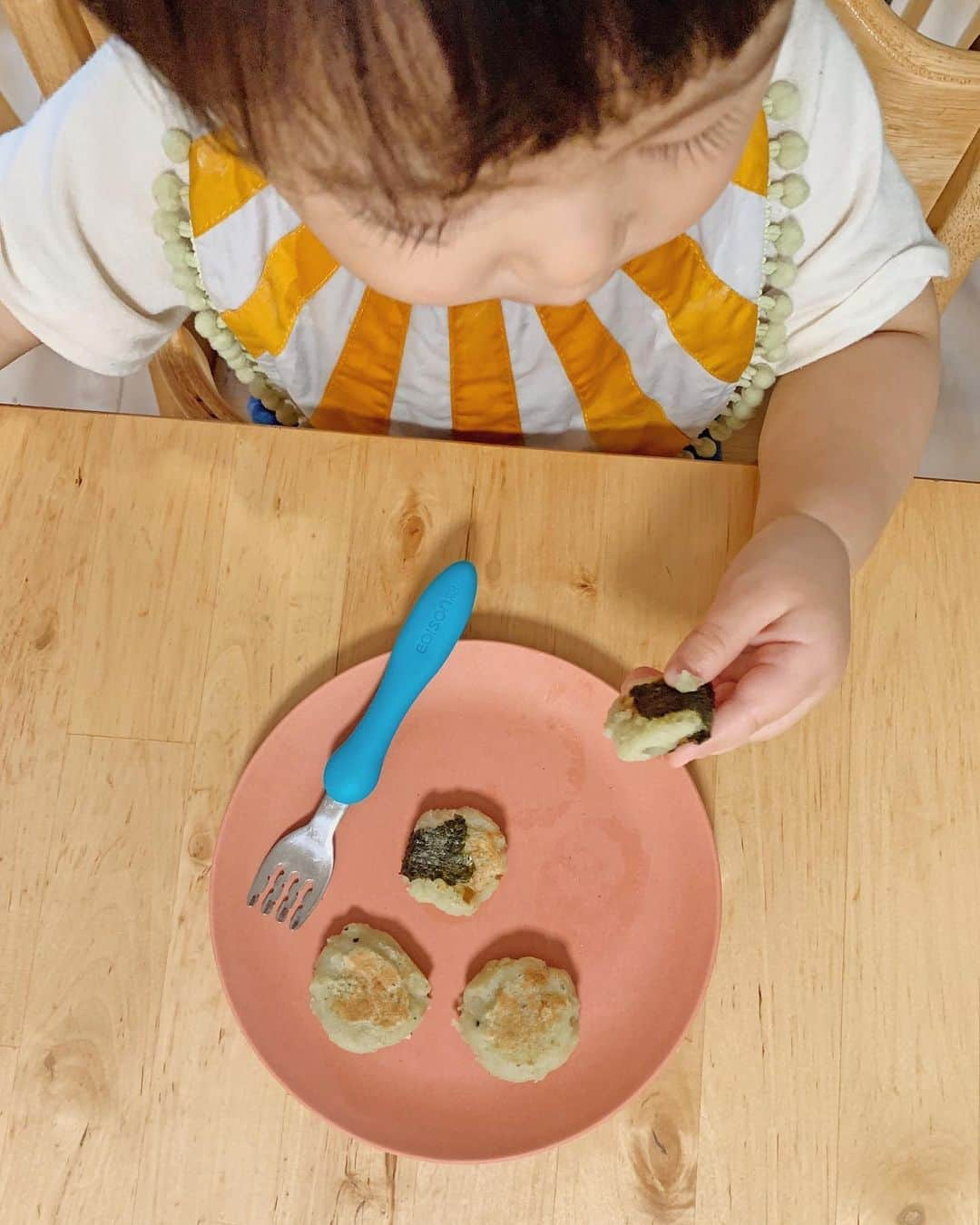 むらたさきさんのインスタグラム写真 - (むらたさきInstagram)「🍽🍽 ． 先月終わりの、母子の休日♡ 雨続きでやっと晴れた日曜日〜🙌🥰☀️ ． ． サンちゃん👶のお昼寝とのタイミングが合わず 兄たちは先にお昼を食べ終えてしまって 「早く公園行こうよ〜🥺」と待ちくたびれていたので🙏😂、 こんな時は(こんな時でなくてもよく作るけど♡) アサヒグループ食品さんからいただいた 和光堂「赤ちゃんのやさしいおやきミックス」の出番や〜🍳🏃‍♀️🎊 ． ． お水を混ぜて丸めて焼くだけで簡単に作れるし、 鉄やカルシウムもたっぷりで つかみ食べ時期の練習にもなるので、 ． フォークに刺してみて、 フォークから指で摘んで食べて〜と、 “何のためにフォーク持っとるん😂🤣！？” (スプーンバージョンも有！笑) という流れで いつもパクパクとうれしそうに口に運んどる👌😍 ． ． 手を合わせて 「いただきます」「ごちそうさま」も出来るようになりました🙏☺️💘 (7枚目) ． ． ． 全部食べ終えて お皿をひっくり返して残念そうにしとったので😂、 (6枚目) ． おかわり分は、大好きなのり付きも♡ (8枚目) ． ↑ 納豆やチーズ、のりなどをトッピングすると更に食べ応えも増して 食事の1メニューとして活躍🍚🥰💮 ． ． ． ． ． じゃがいもベース🥔で 卵、小麦、乳製品などが使われていないのも取り入れやすくて、 様々な赤ちゃん＆ママやパパに寄り添ってくれているなぁ🙏🥺✨ と、 パッケージを眺めながら感心して、 ． 思い返せば、 ． 長男を妊娠中に “おなかのわが子へのメッセージ💌”  を伝えるCMに参加させていただいて以来、 サプリ、ミルク、離乳食、バスアイテム etc.など お店で“WAKODO”の文字を見ると 迷わず商品を手にとってしまうくらいに わたしの育児生活にも長年寄り添ってもらっています🙏🥰💘 ． ． ． ． ． ． ． ． ． ． ． ． ． ． ． ． ． ． ． ． #pr #和光堂 #7歳 #4歳 #1歳1ヶ月 #9月10日生まれ #三兄弟 の三男👶 #子育て #男の子ママ #3人育児 #和光堂ベビーフード #離乳食 #ママ #新米ママ #子育てママ  #おやつ #おやきミックス #おやき」11月4日 12時00分 - muratasaki