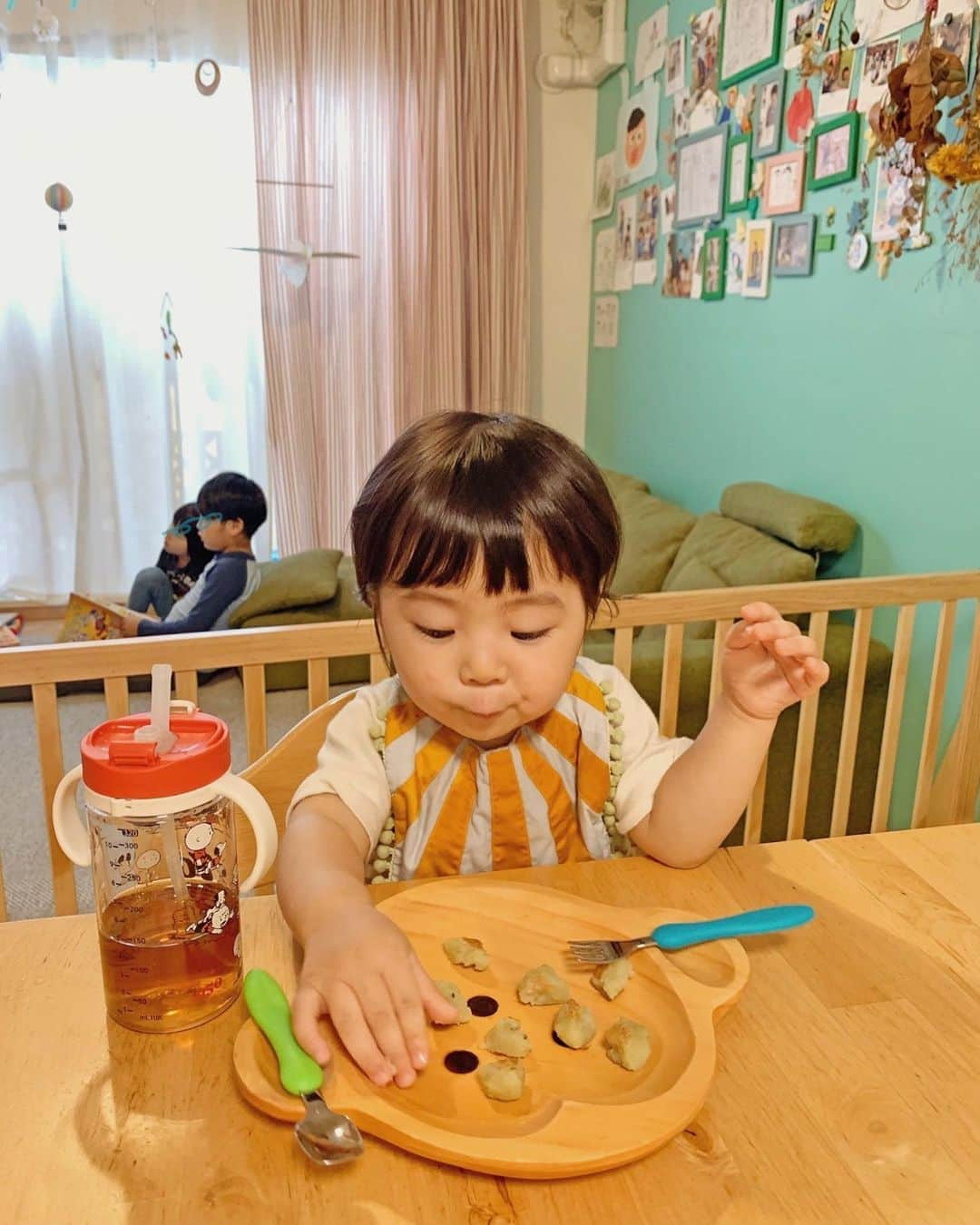 むらたさきさんのインスタグラム写真 - (むらたさきInstagram)「🍽🍽 ． 先月終わりの、母子の休日♡ 雨続きでやっと晴れた日曜日〜🙌🥰☀️ ． ． サンちゃん👶のお昼寝とのタイミングが合わず 兄たちは先にお昼を食べ終えてしまって 「早く公園行こうよ〜🥺」と待ちくたびれていたので🙏😂、 こんな時は(こんな時でなくてもよく作るけど♡) アサヒグループ食品さんからいただいた 和光堂「赤ちゃんのやさしいおやきミックス」の出番や〜🍳🏃‍♀️🎊 ． ． お水を混ぜて丸めて焼くだけで簡単に作れるし、 鉄やカルシウムもたっぷりで つかみ食べ時期の練習にもなるので、 ． フォークに刺してみて、 フォークから指で摘んで食べて〜と、 “何のためにフォーク持っとるん😂🤣！？” (スプーンバージョンも有！笑) という流れで いつもパクパクとうれしそうに口に運んどる👌😍 ． ． 手を合わせて 「いただきます」「ごちそうさま」も出来るようになりました🙏☺️💘 (7枚目) ． ． ． 全部食べ終えて お皿をひっくり返して残念そうにしとったので😂、 (6枚目) ． おかわり分は、大好きなのり付きも♡ (8枚目) ． ↑ 納豆やチーズ、のりなどをトッピングすると更に食べ応えも増して 食事の1メニューとして活躍🍚🥰💮 ． ． ． ． ． じゃがいもベース🥔で 卵、小麦、乳製品などが使われていないのも取り入れやすくて、 様々な赤ちゃん＆ママやパパに寄り添ってくれているなぁ🙏🥺✨ と、 パッケージを眺めながら感心して、 ． 思い返せば、 ． 長男を妊娠中に “おなかのわが子へのメッセージ💌”  を伝えるCMに参加させていただいて以来、 サプリ、ミルク、離乳食、バスアイテム etc.など お店で“WAKODO”の文字を見ると 迷わず商品を手にとってしまうくらいに わたしの育児生活にも長年寄り添ってもらっています🙏🥰💘 ． ． ． ． ． ． ． ． ． ． ． ． ． ． ． ． ． ． ． ． #pr #和光堂 #7歳 #4歳 #1歳1ヶ月 #9月10日生まれ #三兄弟 の三男👶 #子育て #男の子ママ #3人育児 #和光堂ベビーフード #離乳食 #ママ #新米ママ #子育てママ  #おやつ #おやきミックス #おやき」11月4日 12時00分 - muratasaki