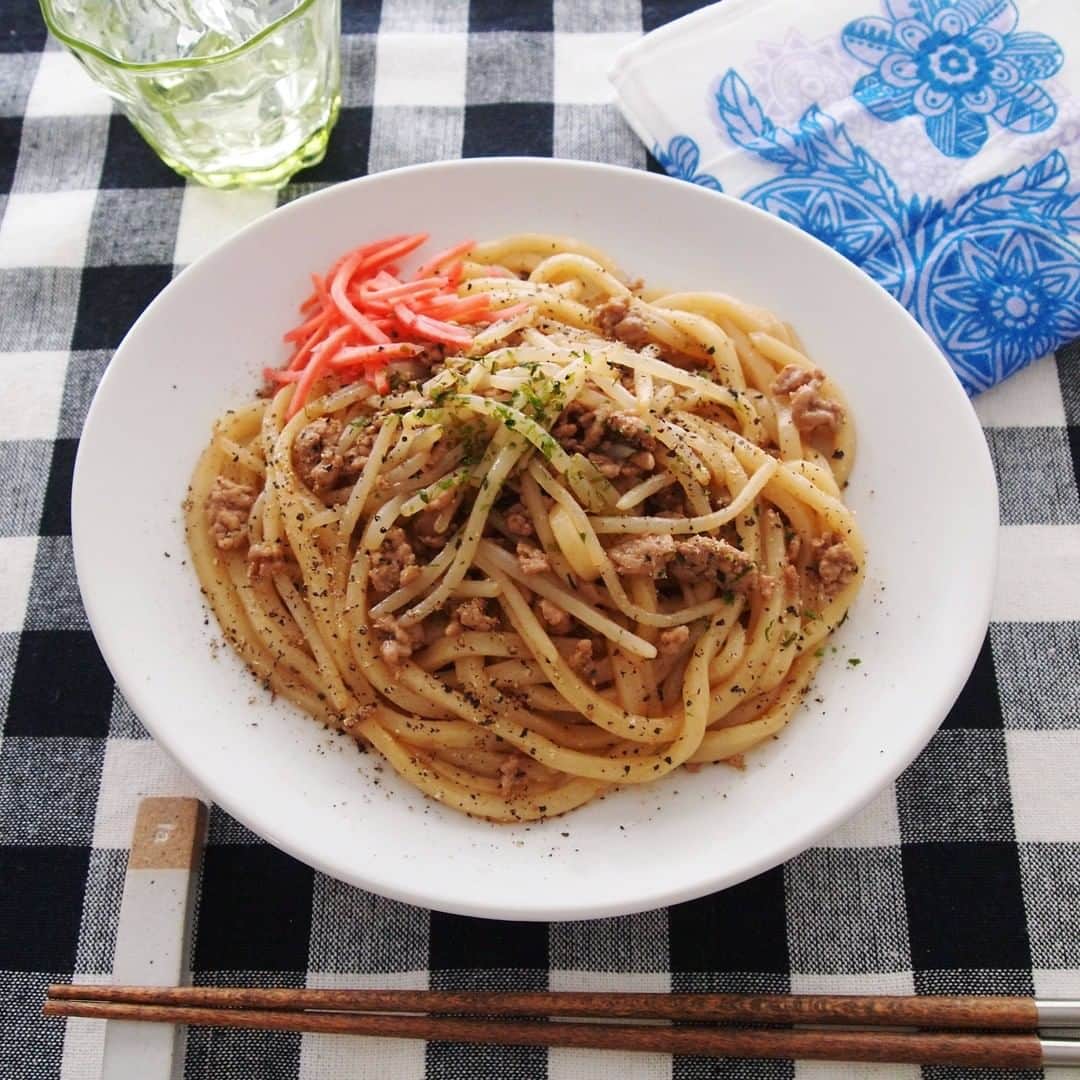 のインスタグラム：「【もやしたっぷりのスパイシー焼きうどん】 . もやしを1袋使って食べ応え◎な焼きうどんに。 ウスターソースと黒こしょうを効かせたスパイシーなおいしさ。 . ▼材料（1人分） ❁冷凍「さぬきうどん」：１玉 ❁もやし：小１袋（100g） ❁豚ひき肉：50～75g ❁青のり（あれば）：少々 ❁紅しょうが（あれば）：適量 ❁サラダ油：小さじ１～２ ❁塩・こしょう：少々 ❁ウスターソース：大さじ1.5～２ ❁黒こしょう：適量（たっぷりめに） . ▼下準備 ・冷凍「さぬきうどん」はレンジで加熱しておく . ▼作り方 ①フライパンにサラダ油と豚ひき肉を入れて火にかける . ②ひき肉の色が変わってきたらもやしを加え、軽く塩・こしょうする . ③ウスターソースも加え、火を強めて軽く水分を飛ばす . ④レンジ加熱したうどんを炒め合わせ、黒こしょうをたっぷりふる . ⑤皿に盛り付け、さらに黒こしょうをふり、あれば青のりをちらし、紅しょうがを添える . #うどん #udon #冷凍うどん #さぬきうどん #うどん部 #うどん好き #レシピ #おうちごはん #おうちランチ #お昼ごはん #簡単レシピ #時短料理 #簡単ごはん #焼きうどん #もやし #家庭料理 #アレンジレシピ #デリスタグラム #foodstagram #今日のごはん #TableMark #テーブルマーク」
