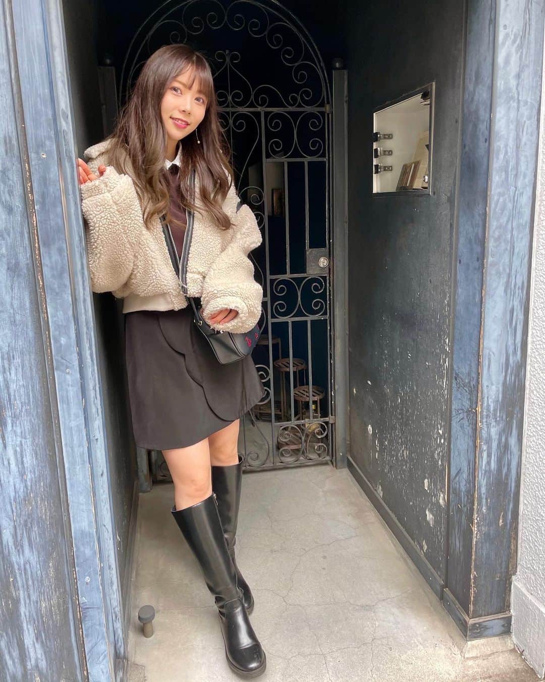 西村季里子のインスタグラム：「・  笹塚☞幡ヶ谷☞代々木八幡☞代々木上原 ☞代々木公園☞渋谷までお散歩👣  初めて歩く場所は わくわくして楽しい🐶🎶  もう11月だけど、 まだハロウィン装飾が あるとこあって思わず🎃👻🎃  新たな発見がたくさんあって とっても楽しかった💭  寒くならないうちに またお散歩しよ〜〜〜❤︎  #笹塚#幡ヶ谷#代々木八幡 #代々木公園#代々木上原 #渋谷#お散歩#食べ歩き #ハロウィン#🎃#👻#👣 #カフェ巡り#カフェ好きな人と繋がりたい  #follow#followｍe」