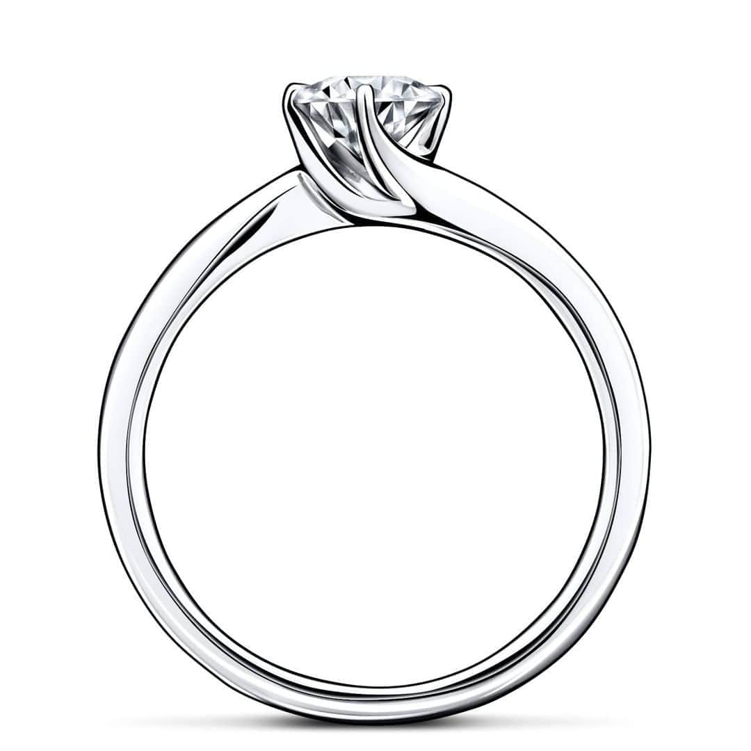 ラザール ダイヤモンド ブティック公式 | 婚約・結婚指輪さんのインスタグラム写真 - (ラザール ダイヤモンド ブティック公式 | 婚約・結婚指輪Instagram)「寒さが増し、質のよい厚手のコートに身を包む季節。シックな色合いの中で、一番視界に入る手元にこそ、一番の輝きを身につけたい。  アーム同士で、センターのダイヤモンドを包み込むようにセッティングしたエンゲージリング「ミスト」がかもし出すのは、凛としたエレガンス。そこへ波がゆらゆらとたゆたうように、ナチュラルに寄り添うのが、マリッジリングの「ショア」。  その美しさに満たされ、励まされる。2つのリングのレイヤリングは、圧倒的な品格を注入してくれる。  プロフィールのリンクからHPをご覧いただけます。﻿ → @lazarediamond_boutique  #結婚指輪 #婚約指輪 #マリッジリング #ブライダルジュエリー #エタニティリング #エンゲージリング #marriagering #bridaljewelry #engagementring #結婚指輪選び #婚約指輪選び #結婚指輪探し #婚約指輪探し #lazarediamond #ラザールダイヤモンド #mist #ミスト #shore #ショア」11月4日 12時00分 - lazarediamond_boutique