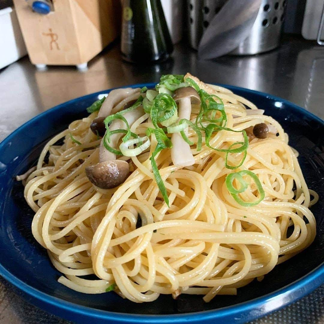 味ひとすじ　永谷園さんのインスタグラム写真 - (味ひとすじ　永谷園Instagram)「永谷園のお吸いものを使って簡単和風パスタの出来上がり！  オリーブオイルやバターを多めに加えると風味がより豊かになります☺  永谷園の「松茸の味お吸いもの」を使って秋を感じる和風パスタをを作ってみてくださいね♪  こちらの素敵なお写真は @masumik0123 さんの1枚です。 ・ 永谷園公式Instagramアカウントです。  ・ 永谷園の商品情報や、商品を使ったアレンジレシピのお写真を紹介しています✨  #永谷園レシピ をつけて投稿してくださったお写真は、 当アカウントで紹介させていただくことがあります😊  ぜひハッシュタグをつけて投稿してみてくださいね！ ・  #永谷園 #おうちごはん #家ごはん #簡単ごはん #簡単レシピ #時短 #時短レシピ #時短ごはん #手料理グラム #手作りご飯 #料理好きな人と繋がりたい #アレンジレシピ  #キッチングラム #朝ごはん #お昼ごはん #夜ごはん #ごはん記録 #料理記録 #手料理 #料理部 #手作りごはん #料理 #料理好き #デリスタグラム #献立 #松茸の味お吸いもの #お吸いもの #パスタ #パスタアレンジ」11月4日 12時00分 - nagatanien_jp