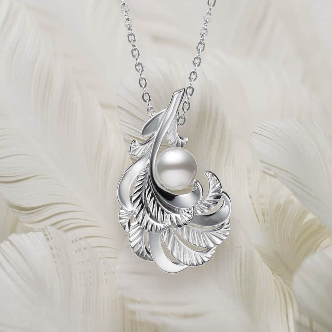 Mikimotoさんのインスタグラム写真 - (MikimotoInstagram)「Mikimoto Feather Collection﻿ ﻿ Soar high above﻿ with silver wings of faith and elation.﻿ ﻿ Available starting November 6th.﻿ ﻿ 飛躍への願いが込められた心躍るジュエリー﻿ 「ミキモト フェザー コレクション」。﻿ 11月6日（金）発売開始。﻿ ﻿ #MIKIMOTO #ミキモト﻿ #MikimotoFeatherCollection」11月4日 12時00分 - official_mikimoto
