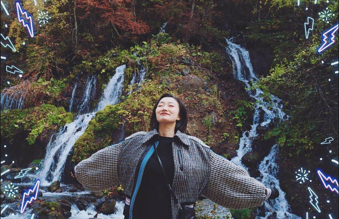 山本真由美さんのインスタグラム写真 - (山本真由美Instagram)「. .  ＼クウキガオイシイ！！／ ＼💧　💧　💧　💧　／ . .  #滝　#waterfall #photography  #甲斐駒ヶ岳　#八ヶ岳　#富士山　　 #mtfuji #mountain #nature  #japan #nagano #yamanashi  #trip #stay #長野 #山梨 #likeforlikes #deepbreath  #season #onsen #sauna #吐竜の滝 #深呼吸 #クウキガオイシイ　委員会 どりゅーのたき　だれが　#ドリューバリモア　や #mamekurogouchi #coordinate」11月4日 12時01分 - mayumi_yamamoto.official