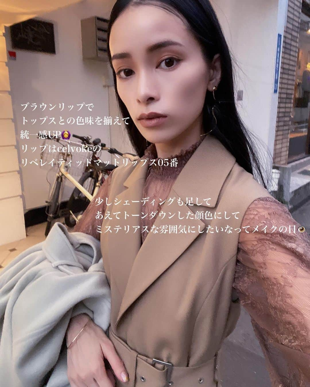 尾崎紗代子さんのインスタグラム写真 - (尾崎紗代子Instagram)「. 本日の文字入れコーディネート🙆‍♀️ . OUTER... @united_tokyo  TOPS... @rosebud_official_  GILET... @fray_id  SKIRT... @fray_id  SHOES... MILLIWM ACCESSORY... @mone_official_account  #ootd #fashion #basic #coordinate #outfit #osayocode  #今日のコーデ #シンプルコーデ #ファッション #秋冬コーデ #秋冬ファッション  #accessory #jewelry #アクセサリー #ジュエリー #ゴールドアクセサリー #gold #gold accessory #ママコーデ #ママファッション」11月4日 12時02分 - osayo_osayo