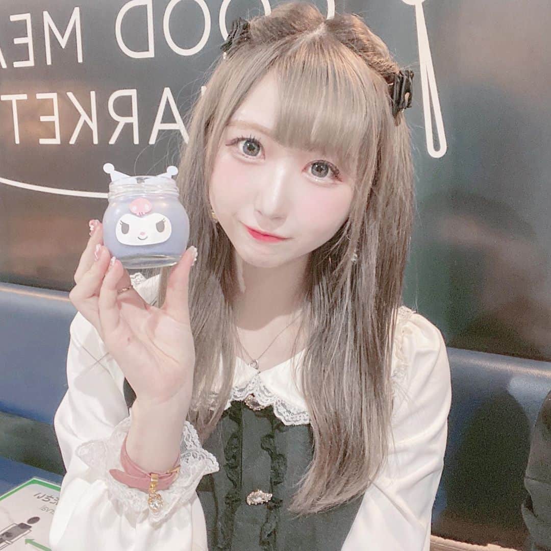 のインスタグラム：「ラフォーレ原宿にあるmilkmilkmilkでマイメロちゃんだけじゃなくてクロミちゃんのメニューもでてて思わず食べちゃった😈💕 ブルーベリー味のプリンだったよ💓 * * #milkmilkmilk #クロミ #クロミちゃん #マイメロカフェ #サンリオ #サンリオコラボ #ラフォーレ原宿 #原宿カフェ #mymelody #kuromi #sanrio #harajuku #いちご #いちごスイーツ #自撮り女子 #被写体 #メイド #コンカフェ #アイドル #地雷 #地雷女 #メンヘラ女子 #量産型 #美男美女と繋がりたい #miumiu #japanesegirl #maid #followforfollowback #いいね返し #フォローミー」