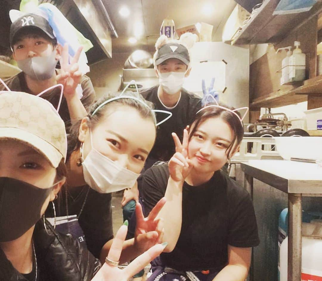 どんがめ姫路店さんのインスタグラム写真 - (どんがめ姫路店Instagram)「こんにちわ🌞 この前のハロウィンの時の 写真upしまーす🤳💕 皆仲良くて毎日本当に楽しい 職場です👯👯👯 是非一緒に働いてみませんか？？ ご連絡お待ちしております📞 #姫路居酒屋 #安い居酒屋 #飲み放題 #大衆居酒屋 #飲み放題あり  #安い #居酒屋 #姫路グルメ #일본선술집 #일본여행 #どんがめ #どんがめ姫路 #姫路城」11月4日 12時10分 - dongamehimeji