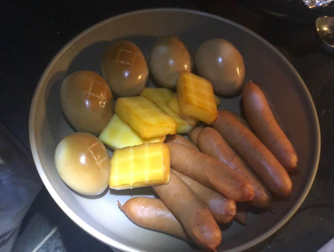 平田薫さんのインスタグラム写真 - (平田薫Instagram)「今回のキャンプで初めてチャレンジした燻製。  卵は前日から家で味付けしてきたものを。美味しすぎてもっと漬けてくればよかったー。 味付け卵、プロセスチーズ、ウィンナー。全部最高に美味しかったです。ウィンナーはさらにちょっと焼いたらもっも美味しかった！  今回はモクモグというSOTOのダンボールスモーカーで。 組み立て式の簡易的なものですが、味は本格的な仕上がりで最高でした！ 何故か顔のシールがあったり、しかもこの顔が絶妙でいいよね。笑笑  こんなに隙間なく乗せて大丈夫かな？と思うくらいぎちぎちにしたけれど余裕でした！ 卵は下に向いていたところが強めに燻製されていたので、たまに回してあげるといいのかも？  燻製チップの火が消えないよう、たまに火吹き棒で吹いていました。 (この火吹き棒、焚き火つける時も本当に便利です。感動するくらい火がファイヤーしてくれます)  完全に燻製にハマったので、次はもう少し本格的な燻製器デビューしようかな？☺️  #キャンプ#燻製#キャンプ飯#soto#モクモグ#ダンボールスモーカー#燻製器#燻製卵#燻製チーズ#燻製ウィンナー #お洒落キャンパーになれない女#防寒優先」11月4日 23時07分 - hiratakaoru1215