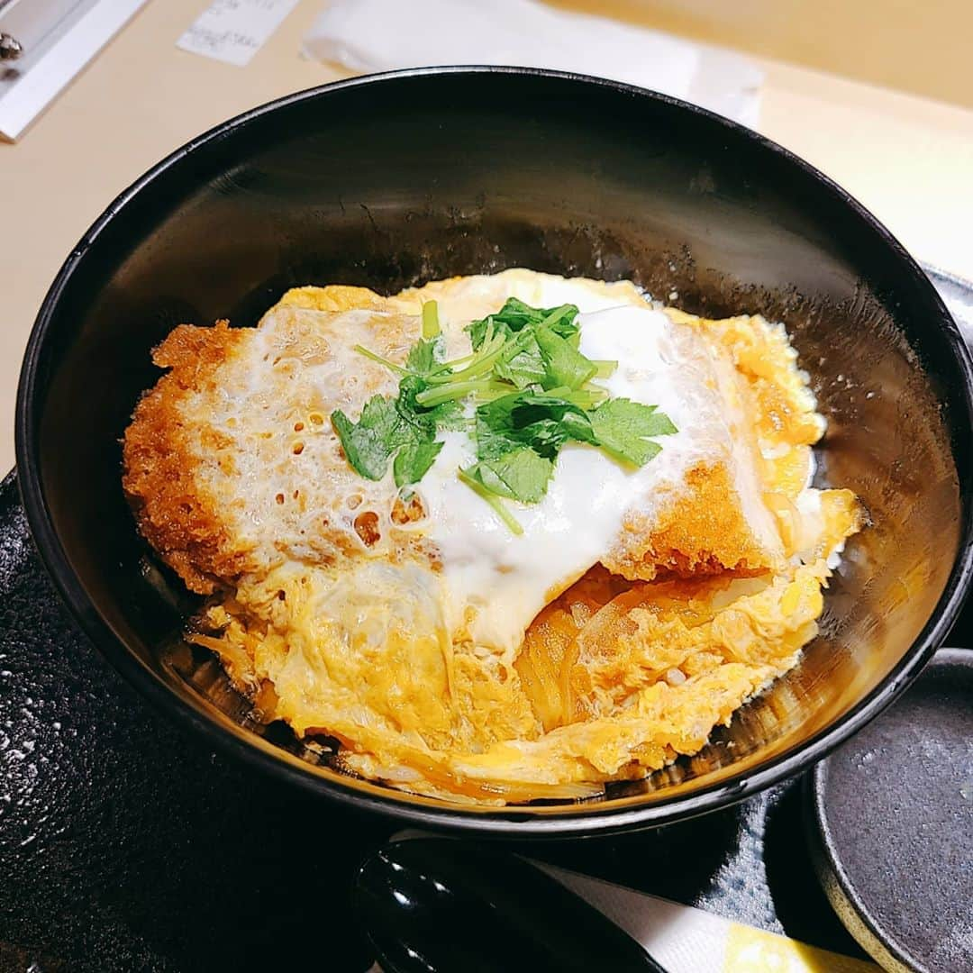 大橋彩香さんのインスタグラム写真 - (大橋彩香Instagram)「. . カツ丼( ◜ω◝ )و♥ 1切れだけ食べてしまったあと笑(あやか) . . #たべるのだいすき #かつ丼  #大橋彩香 #はっしー #へごちん」11月4日 22時59分 - ayaka_ohashi