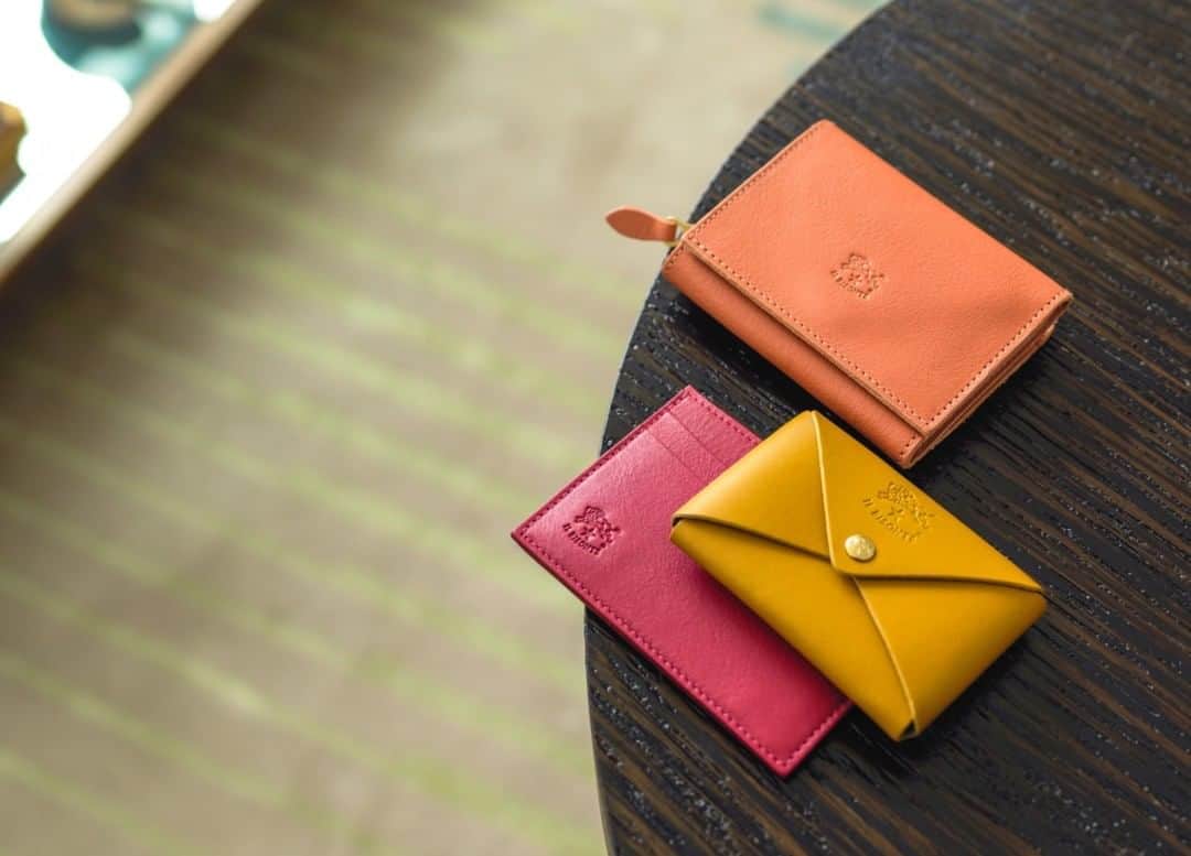 イルビゾンテのインスタグラム：「The new surprising colors in the #FW20 collection add a glamorous touch to the timeless style and unmistakable craftsmanship that make all of Il BisontE's small leather accessories unique. Ready to let yourself be swept away? ☆ #ilbisonte  #smallleathergoods #wallets」