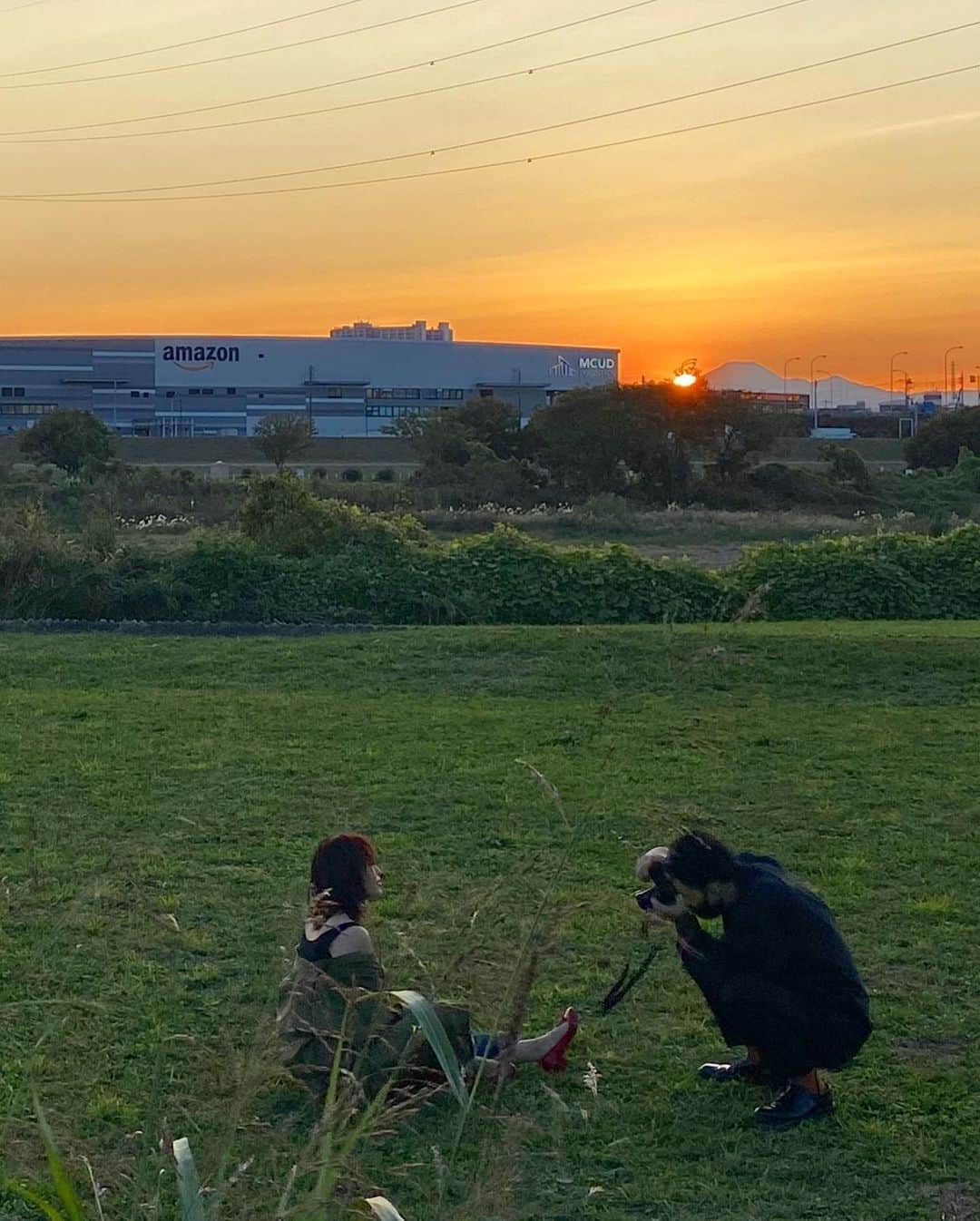 坂本美雨さんのインスタグラム写真 - (坂本美雨Instagram)「夕陽にぎりぎりすべりこんで撮影。  去年は二子玉川の教習所に通っていて、教官とふたりきり、よくこの夕焼けに浮かぶ富士山を眺めて "なにこのいい時間…” ってなってたなぁ。笑」11月4日 21時32分 - miu_sakamoto