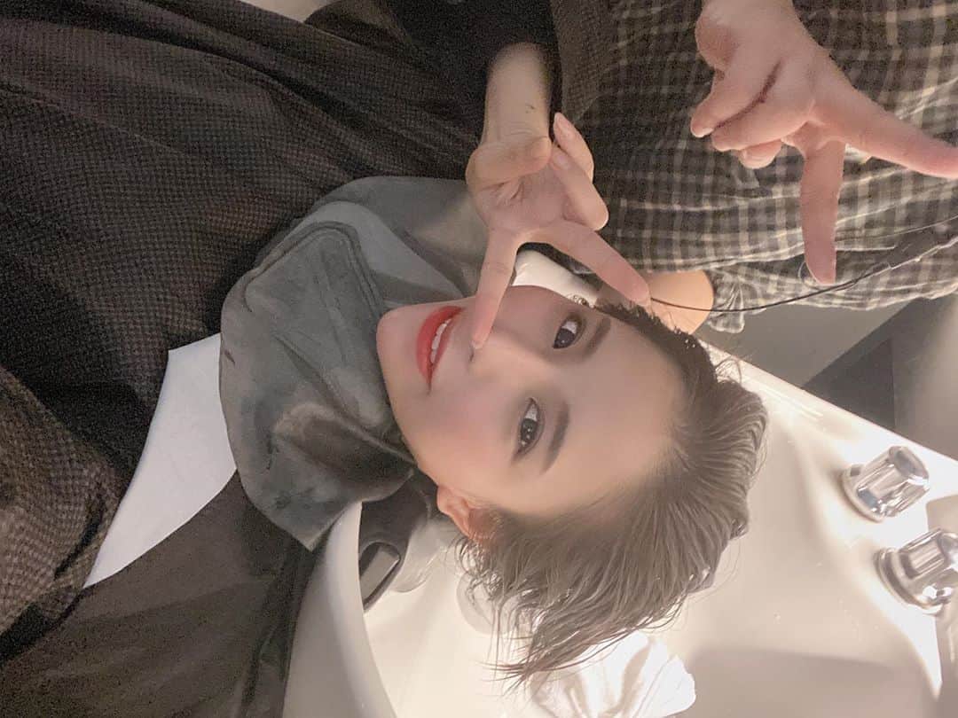 ちゃんうさのインスタグラム：「このタイミングで写真撮る人居ないって言われたから撮った📷るん @ue0719  . . #今日も出勤 #シャンプー後 #美容院 #addbyktwo #カラー #ショートカット #ちゃんうさ #ミナミ #キャバクラ #ニュークラ #キャバ嬢 #ホステス」