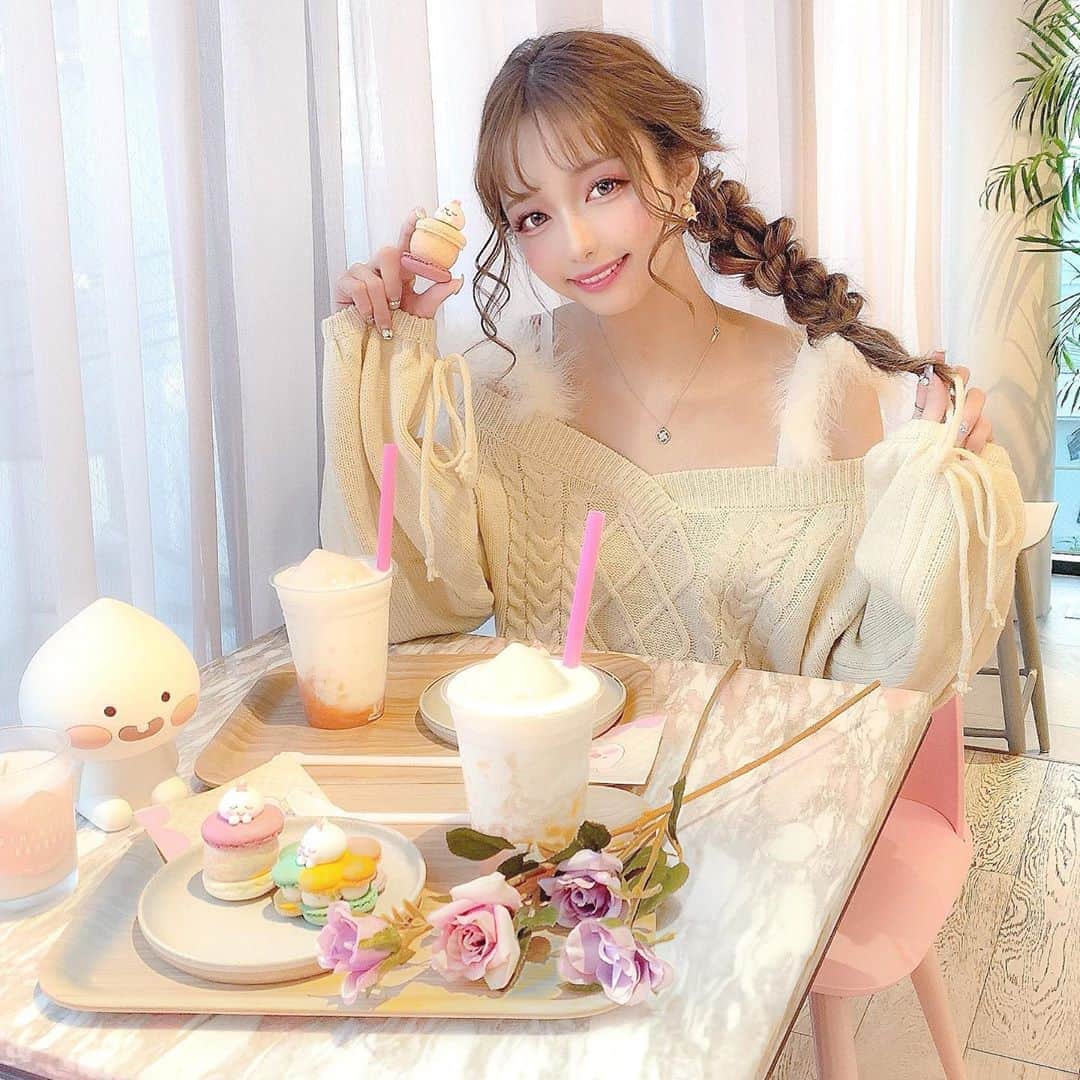 あやちゃんさんのインスタグラム写真 - (あやちゃんInstagram)「アピーチカフェに💗 11月1日から29日限定で @kakaofriends_jp @muun_seoul  のコラボマカロン💕 めちゃくちゃかわいかった☁️ ドリンクもほんとに美味しかったよ🍑 @avectoi_official_ から本日発売したファーオフショルニット🤍 もうねこれバチバチにかわいいし モテ度あざとさMAX💋 #アピーチカフェ #アピーチ #apeach #muumseoul  #カカオフレンズ #モテコーデ #モテニット #ファーニット #ホワイトコーデ  #表参道カフェ #表参道ランチ #明治神宮前カフェ #東京カフェ #韓国カフェ #ヘアアレンジ #ヘアメイク #カフェ巡り #マカロン #マカロンカフェ #トュンカロン」11月4日 21時36分 - aya.you.love.r