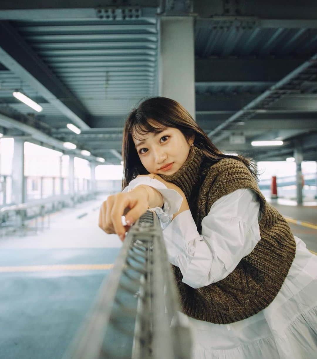 華山友希のインスタグラム：「"置かれた場所で咲きなさい" 私の座右の銘💐  困った時、辛い時、どんな時でもこの言葉を思い出します⛅️ 何かに迷った時にも、結局はこの言葉が私にとって1番深くて、正解に導いてくれる気がして…。 ﻿ ﻿ ﻿この言葉の意味は、 『置かれた場所=自分が今置かれている環境や状況』で 『咲きなさい=精一杯努力して、充実した日々を過ごしなさい』だと私は考えています☺️  人生、楽しいことだけじゃなくて それ以上に辛い、悔しい、悲しい思いを沢山する。 私自身も、今まで、このような思いを沢山味わって、 時には逃げ出したくなることもあった。 だけど、そんな中でも自分のできることを探して考えて行動に移していくことで、自分らしく咲きほこることができるんじゃないかな…とポジティブに考えて、自分を奮い立たせれるようになったのはこの言葉に出会ってから😌✨  もし、マイナスな感情になって悩んでしまう時があったら、是非この言葉を思い出してみてほしいなぁというのが私の思いです🌈  皆さん一人一人が、 自分らしく咲き誇れますように🌸  photo by @naoto_morimori_  _______  投票期間も残り16日、 本日もプロフィールのURLから 投票よろしくお願いします✨  #ミスキャン#ミスコン #ミスキャンパス同志社#ミス同志社 #座右の銘#置かれた場所で咲きなさい」