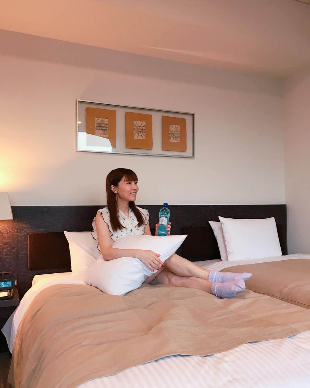 DJ MIYAさんのインスタグラム写真 - (DJ MIYAInstagram)「こんばんにゃーん❤️😃(o^^o)  パークホテル東京・宿泊記 お部屋でrelax編でーすぅ💗  Momと、33階の3313号室で、ゆっくりと一泊過ごしました(^ ^)  お部屋には、エスプレッソマシーンや、紅茶なども充実していたし、 バスローブもあったので贅沢気分を味わいました♪♪  Room type:デラックスツイン  Bedの質もとってもふわふわっとして気持ちよく、枕もほどよくてかなり朝まで快適に眠れました♪  母も日頃の家事とかも忘れて、 HOTEL STAYが楽しめたようでとても嬉しかったです。  @parkhoteltokyo   Bathtimeも、大きなバスタブ🛁でゆっくり半身浴しちゃった💗 アメニティは大好きな❤️THANNだったので嬉しさ倍増でした♪  写真10枚目は、ホテルの25階からずっと上の方までの吹き抜けのところで夜開催されていた、プロジェクションマッピング！！！  アート空間、かっこいいですよねー。⭐︎✨🌟  別世界にいるかのような最高の気分でしたぁぁ(o^^o)  「パークホテル東京」で検索してね♪  Support By woomy ウーミーPR  ご招待いただいて宿泊させて頂きました。 ありがとうございました😊(^ ^)  【2020.10月29日　パークホテル東京・宿泊記 お部屋でrelax編】  #PR #パークホテル東京 #GOTOトラベル #GOTOキャンペーン #東京ホテル #ラグジュアリーホテル #ホテルステイ #宿泊レポート #女子会コーデ #ホテル巡り #ホテル朝食 #旅ブロガー #旅インフルエンサー #東京観光  #旅インスタグラマー #インスタグラマー #インフルエンサー #トラベラー #パークホテル #parkhoteltokyo #ホテル好き #宿泊レポ #旅好き女子 #今日のコーデ #ファッションブロガー #GOTOトラベルキャンペーン #汐留  #四つ星ホテル  #グルメ女子 #一休レストラン」11月4日 21時38分 - dj_miya