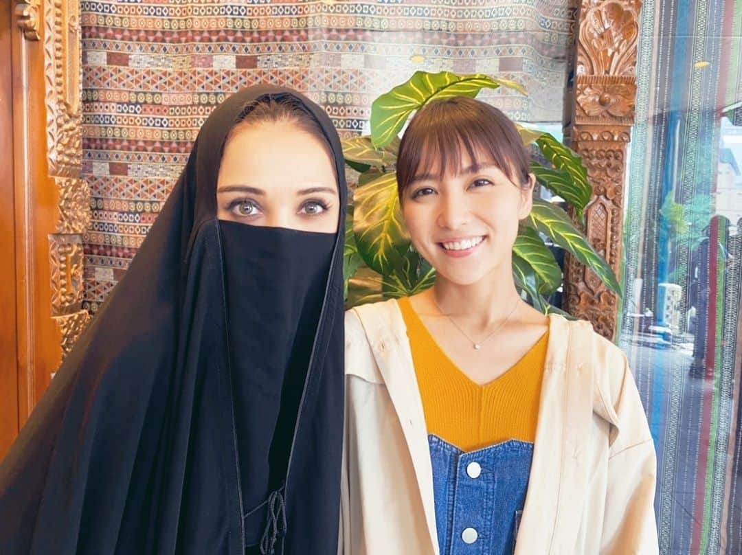 だから私はメイクする【公式】のインスタグラム：「・ #だから私はメイクする  本日第5話の放送‼️ ゲストは #石川恋 さん💄💋 石川さん演じる輪子が お世話係をするのは #サヘルローズ さん演じるマダム‼️  今夜の見所は、 ①輪子の成長💄 ②マダムが黒いベールを脱ぐ瞬間🧕  です😆👏  そしてこの後22時ごろから インスタライブやりまーす📣‼️  #神崎恵 × #祖父江P の夢の対談❤️  @megumi_kanzaki  もしくは @vocemagazine  からご覧ください🥰」