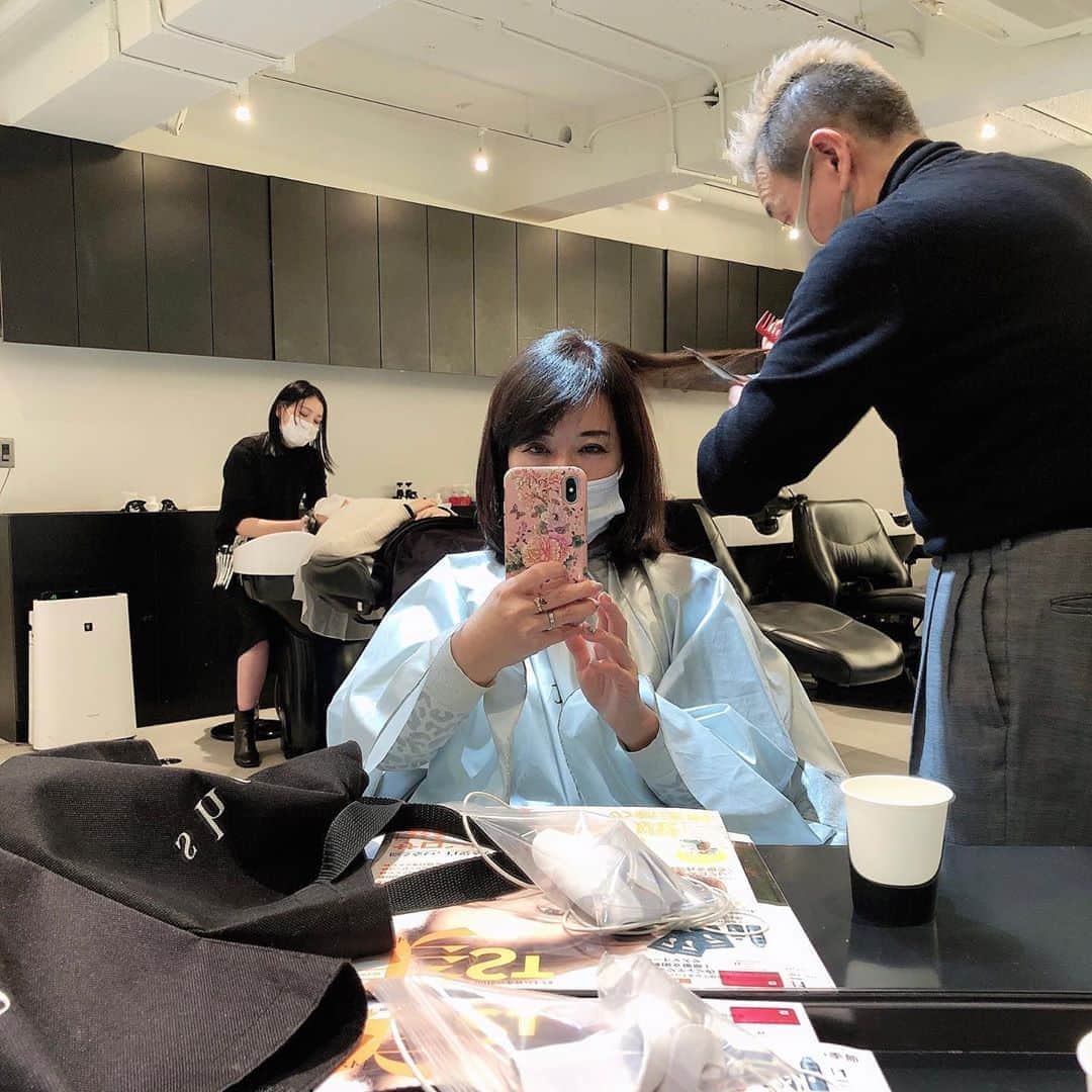佐伯紅緒さんのインスタグラム写真 - (佐伯紅緒Instagram)「今日は髪を切るに良い日だというので、急きょヘアカットをしています。ちょきちょき。  #ヘアカット　#ヘアサロン　#美容院　#表参道美容室  #sheta」11月4日 21時48分 - beniosaeki