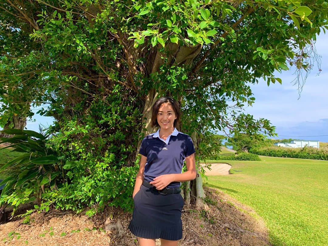 夏美のインスタグラム：「沖縄パームヒルズゴルフリゾートクラブ⛳️🏝🏌️‍♀️ 沖縄風速 9m笑 そしてグリーンすっごく転がりました笑😂 何回行っても飽きない、パームなんだかんだ好きです👍☺️ TOPS:JL (ジェイリンドバーグ) @jlindebergsport  #夏美の沖縄ゴルフ  #ドライバーショット  #女子ゴルフ　 #ジェイリンドバーグ  #パームヒルズゴルフリゾート  #夏美の沖縄ライフ」