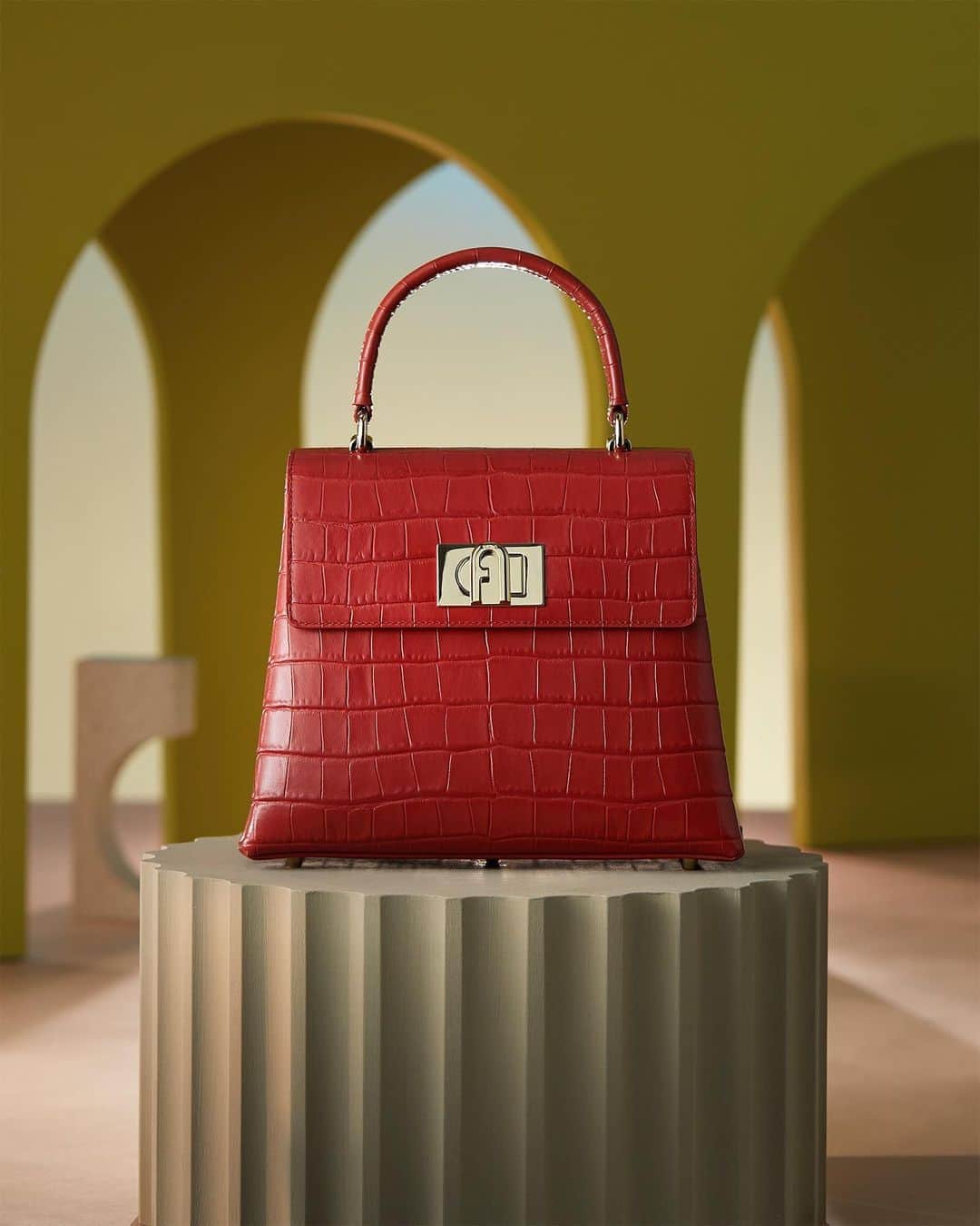 フルラのインスタグラム：「A graceful silhouette: the coco print leather Furla 1927 S Top Handle.  #thefurlasociety #furlafeeling #newcollection #furla #accessories #fashion」