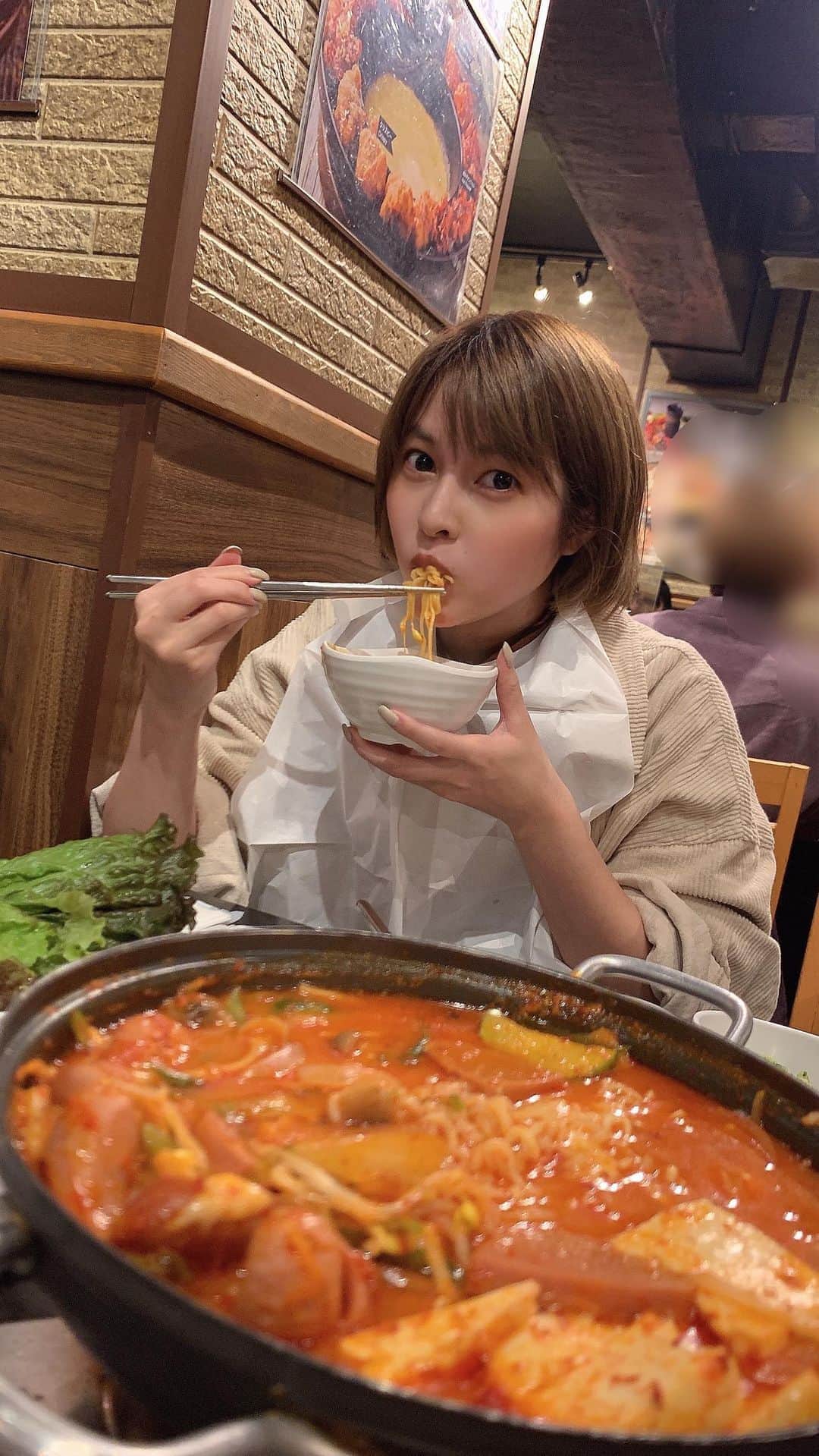 えなちぃのインスタグラム：「プデチゲもサムギョプサルもどっちも食べたくて、行って来た！ プデチゲが小サイズからあるから助かる🥺❤️❤️めちゃくちゃ美味しかった🤤」
