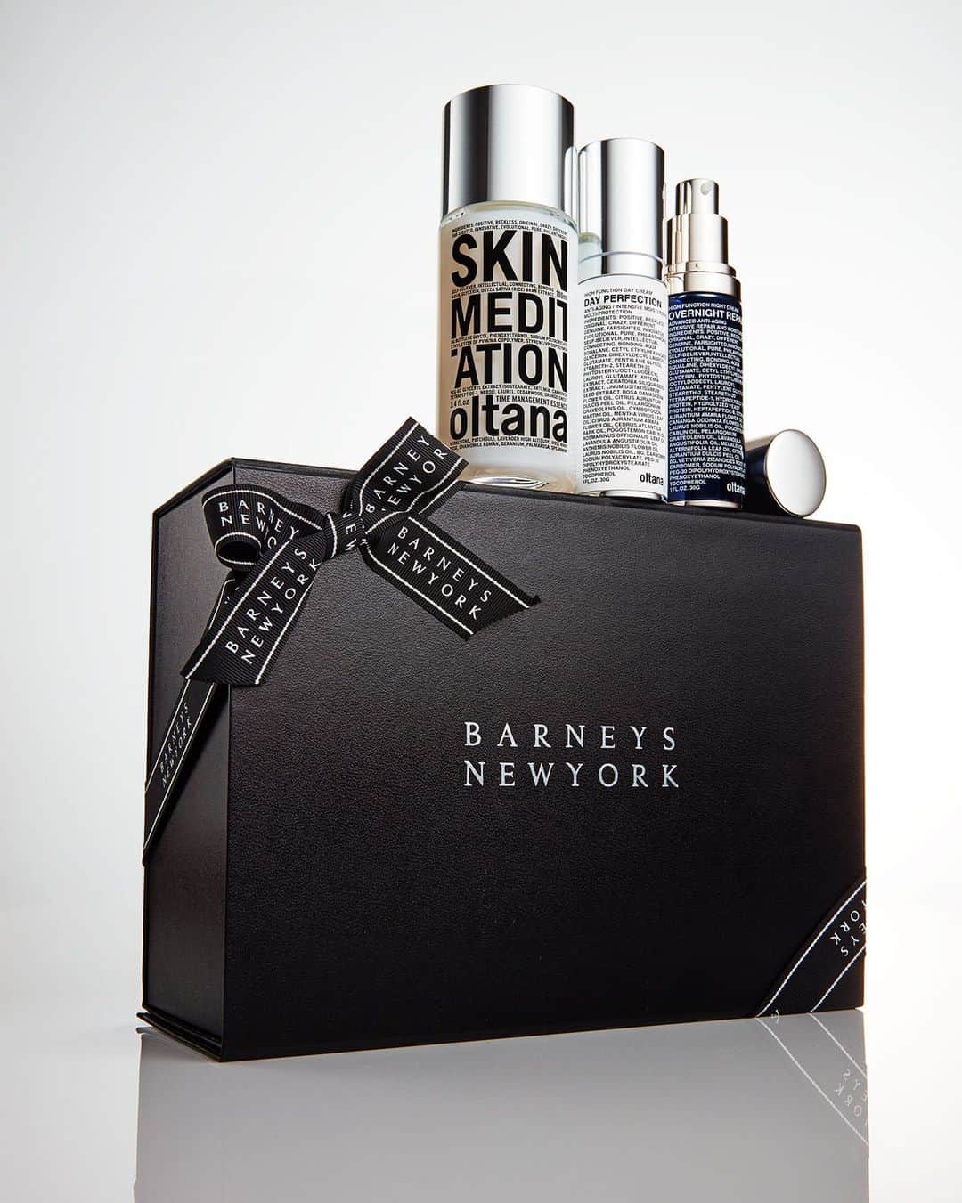 oltana オルタナのインスタグラム：「30TH ANNIVERSARY  #barneysjapan   バーニーズニューヨークが日本に上陸して30周年を迎えました。本当におめでとうございます。  我々オルタナは2014年バーニーズニューヨークからはじまりました。ご自身へのご褒美、そして大切な方やお世話になった方へのギフトとして、今日まで本当にたくさんの方にお選び頂いてきました。本当に感謝しております。  ギフトの際はバーニーズニューヨークのラグジュアリーなギフトラッピングがオススメ。これからもバーニーズニューヨーク、そしてオルタナをよろしくお願いします。  #barneysnewyork #barneys #oltana #オルタナ  #バーニーズニューヨーク」