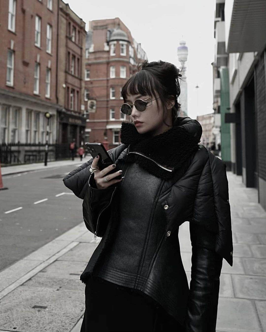 のインスタグラム：「Repost @labstore_lifestyle . @_unatomo is looking fine with RIGARDS + UMA WANG Model no.#UW10 Vintage Bronze and Amber Shield Shades, paired with RICK OWENS NASKA Shearling biker Jacket.  Available @labstorelondon  Visit: Labstorelondon.com 9-10 Newman St,  London, W1T 1PB  #rickowensonline #rickowens #rigards #handmadeglasses #labstorelondon #latestdelivery #aw20」