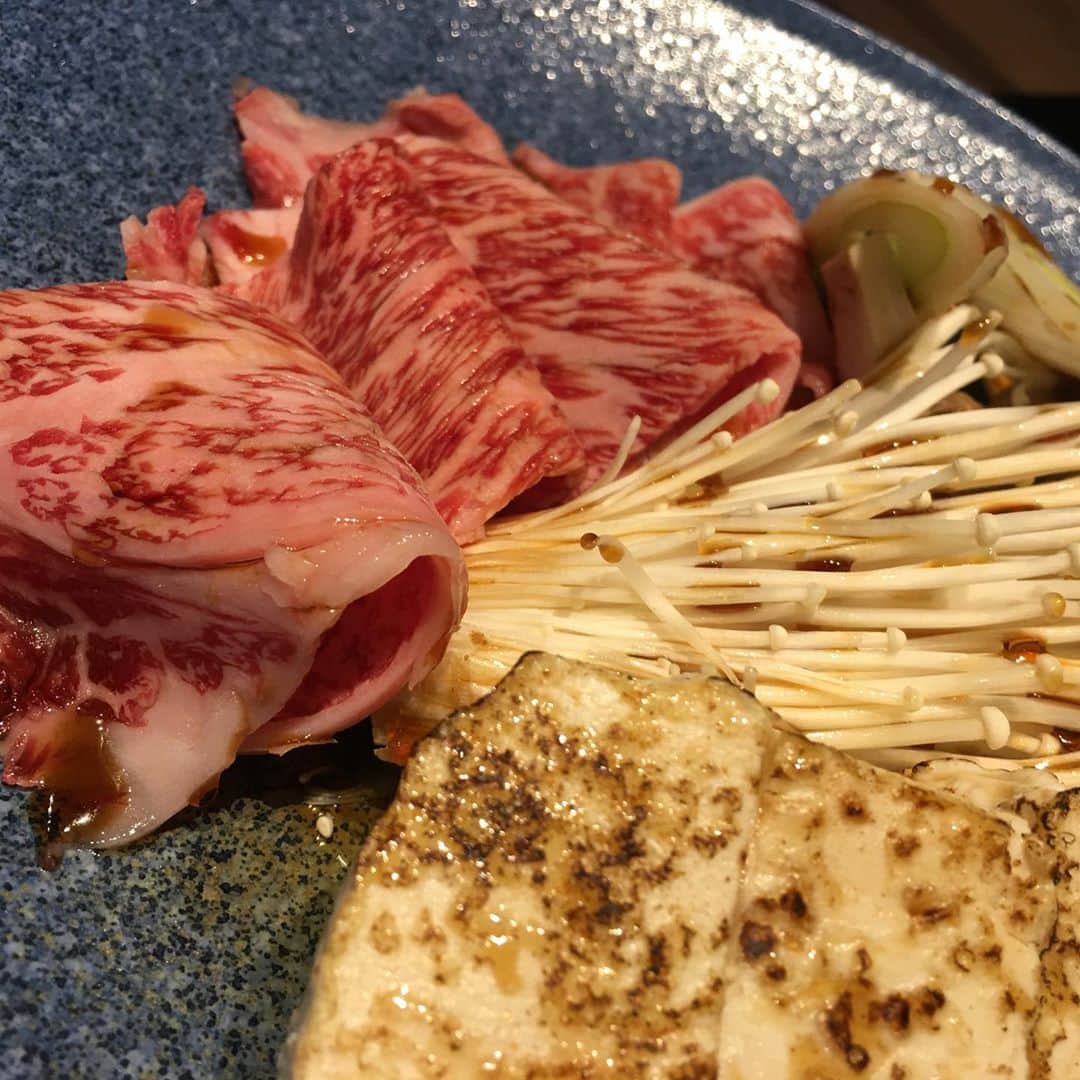 宮田麺児のインスタグラム：「ドルチェ卵で　すき焼  パテシエがスポンジを黄色くしたくないために作った  餌にトウモロコシを混ぜると黄色くなるので　基本　米を餌にあたえている。  #ドルチェ卵 #白い卵」