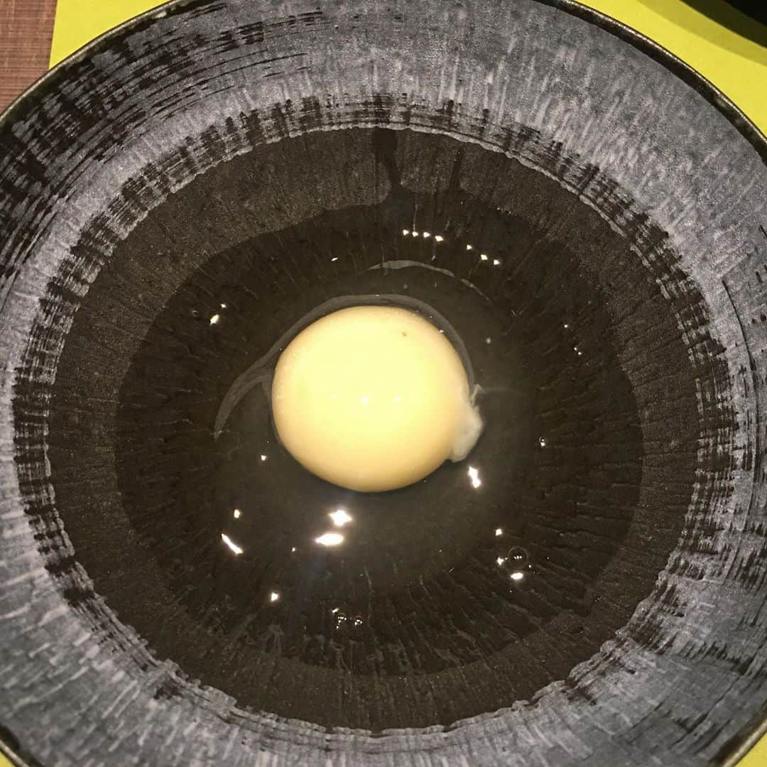 宮田麺児さんのインスタグラム写真 - (宮田麺児Instagram)「ドルチェ卵で　すき焼  パテシエがスポンジを黄色くしたくないために作った  餌にトウモロコシを混ぜると黄色くなるので　基本　米を餌にあたえている。  #ドルチェ卵 #白い卵」11月4日 21時46分 - miyatamenji