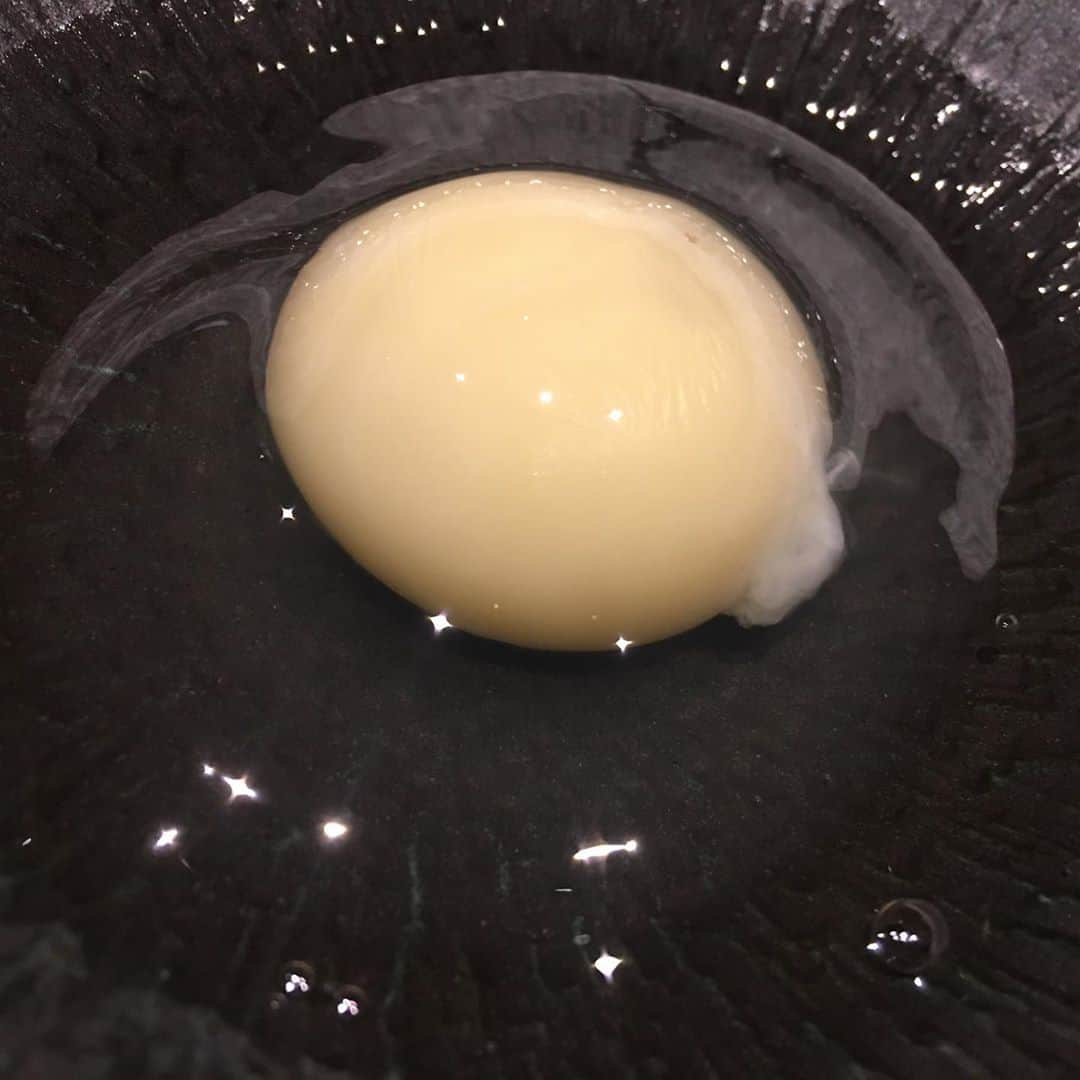 宮田麺児さんのインスタグラム写真 - (宮田麺児Instagram)「ドルチェ卵で　すき焼  パテシエがスポンジを黄色くしたくないために作った  餌にトウモロコシを混ぜると黄色くなるので　基本　米を餌にあたえている。  #ドルチェ卵 #白い卵」11月4日 21時46分 - miyatamenji