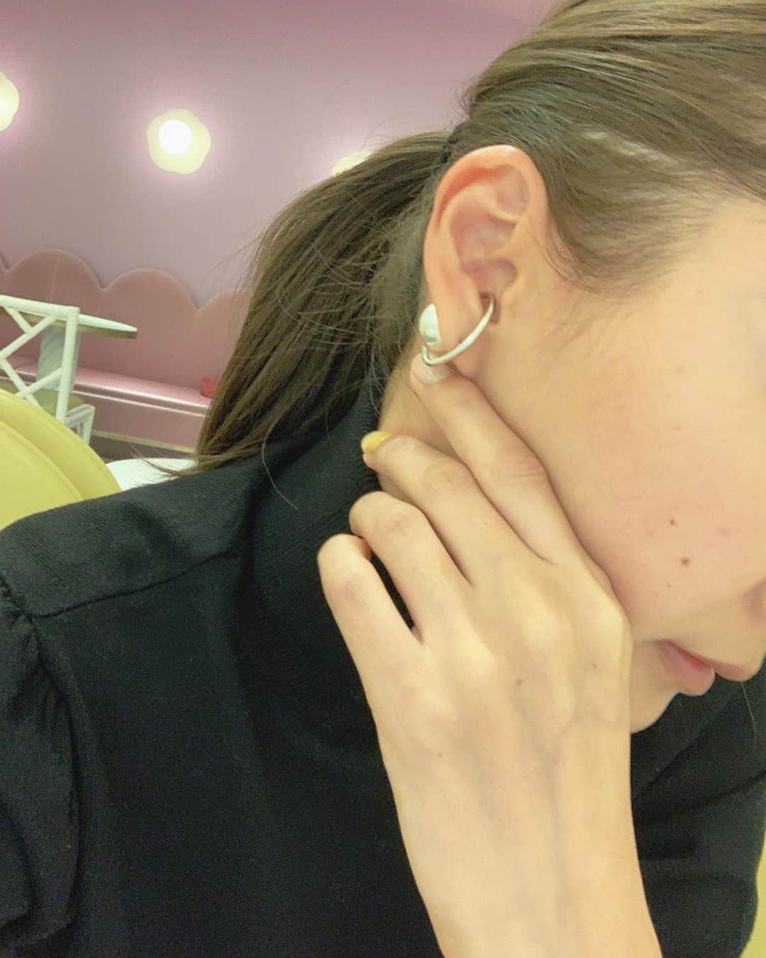 美優さんのインスタグラム写真 - (美優Instagram)「お気に入りのピアス😊﻿ ﻿ イヤーカフ風のピアスだよ☺️﻿ キャッチがパールになっていて﻿ 横から見ても可愛いピアス！﻿ ﻿ ゴールドのピアスを選びがちだったけど﻿ 久しぶりにシルバーカラーにしてみた✨﻿ ﻿ BUYMAで『パールクロッチピアス』で﻿ 検索すると出てくると思うので﻿ 気になる方は見てみてね😚﻿ ﻿ ﻿ ﻿ #イヤーカフ　#イヤーカフ風ピアス　#プチプラピアス　#プチプラアクセ」11月4日 21時57分 - miyu11_20