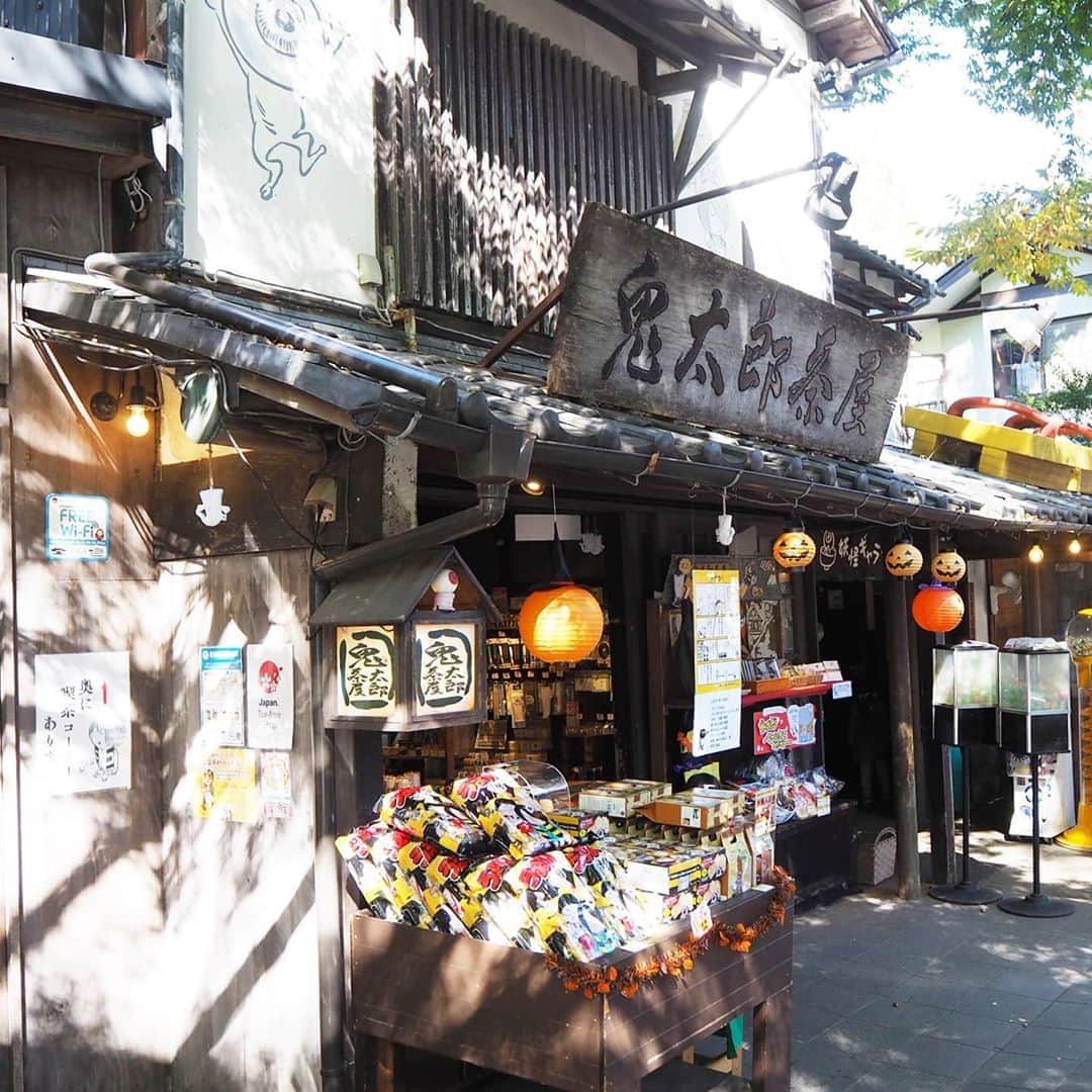 Kuboi Ayumiさんのインスタグラム写真 - (Kuboi AyumiInstagram)「調布市の深大寺や神代植物公園に行ってきたのですが﻿ 散策につかれた後は、事前にチェックして行きたかった鬼太郎茶屋（@kitarochaya）へ。﻿ ﻿ 「自然との共存」をテーマに作られた、ゲゲゲの鬼太郎の世界を再現したお店で﻿ カフェ・ショップ・ギャラリーが併設されています。﻿ ﻿ カフェは予約優先制で席数はそんなに多くないので、事前予約をおすすめします。﻿ 予約した時間に行って、パフェやラテなどを堪能してきました。﻿ 店内だけでなく、お店の外など至るところに鬼太郎や目玉のおやじなどがいて、たくさん写真を撮ってきましたよ。﻿ ﻿ ・一反もめんの茶屋サンデー﻿ ・ホットチョコドリンク(バックべアード)﻿ ・濃厚いちごミルク﻿ ・ゲゲゲラテ﻿ ﻿ どれもインパクトのある見た目で、楽しく休憩ができました。﻿ 娘たちの一番のお気に入りはねこ娘みたいです。﻿ ﻿ ﻿ *食事の時や撮影時のみマスクを外しています。﻿ @tamahatsu_official﻿ ﻿ #鬼太郎茶屋 #鬼太郎 #カフェ #お土産 #ゲゲゲの鬼太郎 #目玉のおやじ﻿ #多摩の魅力発信プロジェクト #たま発 #tamahatsu #PR #パフェ #カフェ好きな人と繋がりたい﻿ #東京カフェ巡り #カフェ #cafe巡り #東京カフェ #東京グルメ」11月4日 21時56分 - himekagami
