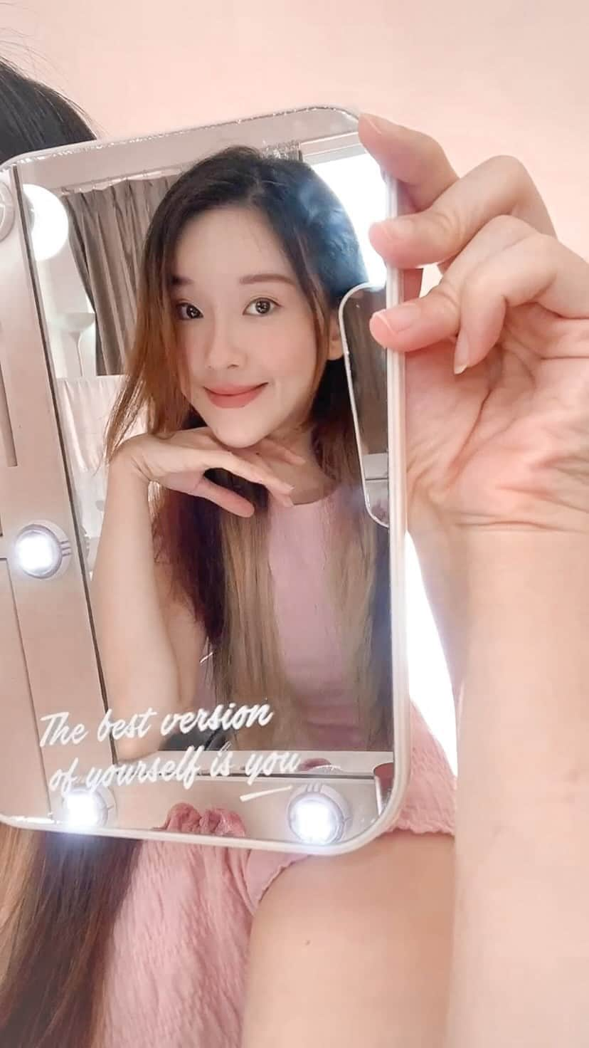 ジェシカ・ヤマダのインスタグラム：「Hari ini impulsif bikin mini tutorial saking excited dan sesuka ituuu sama produk barunya @bylizzieparra yaitu #FaceBaseBLP yang coverage-nya WOW but teksturnya enak dan lightweight banget 🙀💕⁣ ⁣ All products by @blpbeauty (watch this video in IGTV mode to click the links): • Face base - n10 ivory⁣ • Cheek stain - butterscotch⁣ https://shopee.prf.hn/l/7R0a4xd • Lip bullet - pretzel⁣ https://shopee.prf.hn/l/784lxJw • Eye definer - noir⁣ https://shopee.prf.hn/l/7YJQVaG ⁣ Thank you and congrats, Chil! 🤗😘⁣ Sukses terus ya @blpbeauty nya, ikutan bangga produk lokal bisa sebagus iniii 🥺🥰🇮🇩」