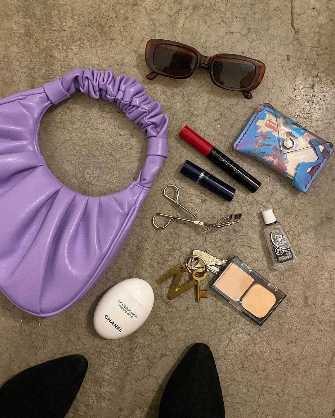 安部ニコルのインスタグラム：「#バッグの中身 これ荷物多い方！たまに手ぶら！笑  全然関係ないけど今日改めて思った事。 人生色々と大変な事もあるけど、、、 好きな仕事させてもらって、好きな服着て、大好きな家族がいる居る家に帰ってこられる日々と、毎日の新しい出会いに感謝です！！  ありがとうございまーーーーす！！！💗💗💗」
