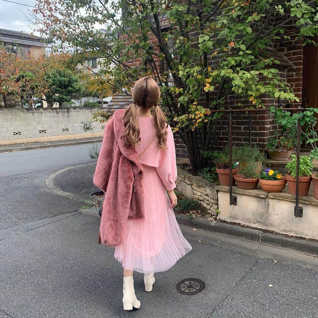 のインスタグラム：「スランプで苦しんだり滅入ってしまう気分を消散したいって時はピンク色が効くんだって素敵だね  中学の3年間くらい歯の矯正をしてたんだ〜今でも裏矯正してるんだけど1番の整形って言われてるくらい良い方に顔が変わったし歯って大事だなあって思うのです 特に意味はないのだけど、ホワイトニングに行ったよって報告。笑 ぜひ🙋‍♀️ @ginzadewhitening  #銀座deホワイトニング  #近況報告でした #とある日の#ぽぽしふく」