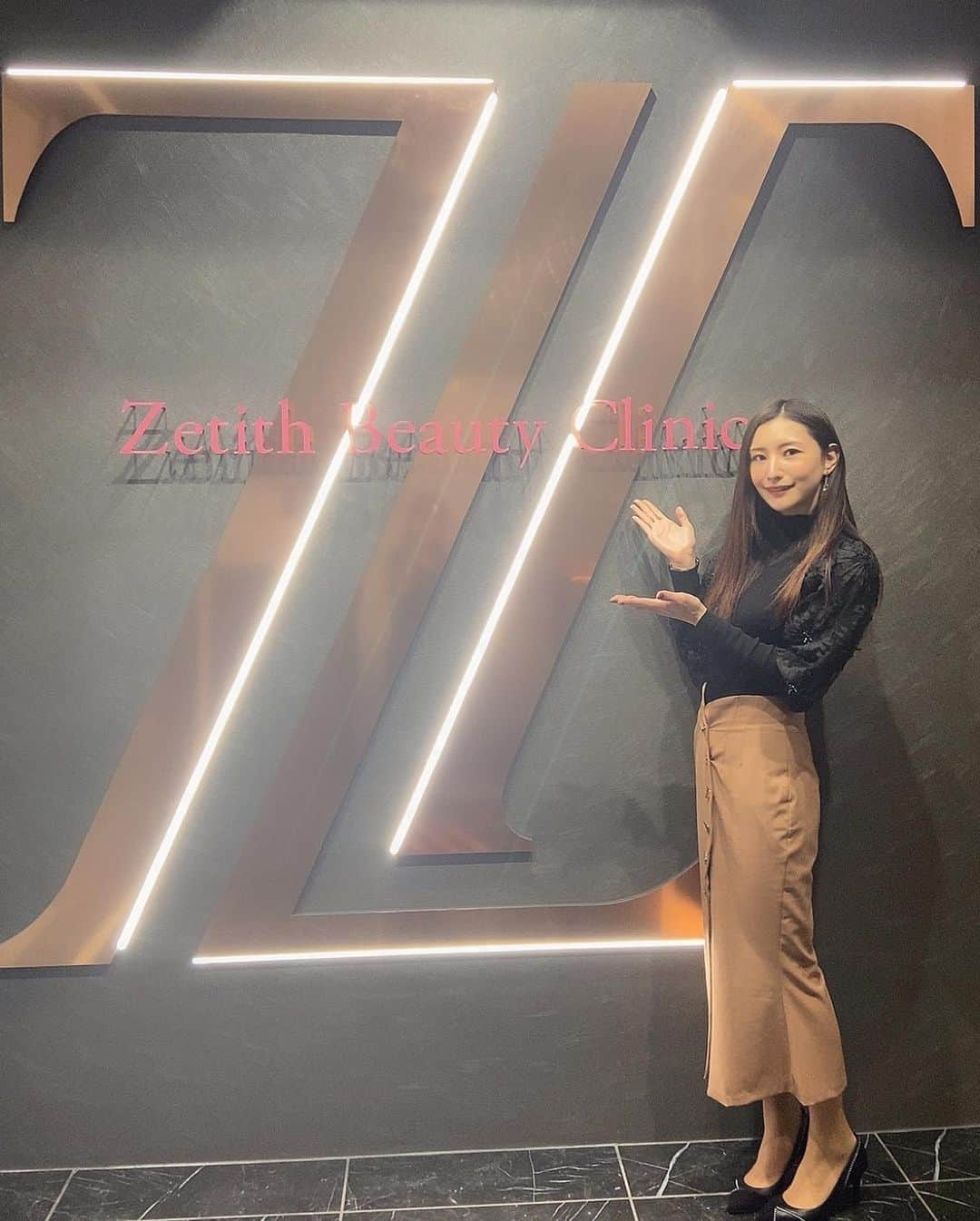 青山千夏さんのインスタグラム写真 - (青山千夏Instagram)「ゼティスビューティークリニック @zetith_beauty_clinic でお肌のメンテナンスをしてきたたよ✌️✨ . 今回受けたのはダーマペン4とエレクトロポレーション💋✨ ダーマペンはお肌に微細な穴を開けて美容成分を入れることでお肌の再生力を高めてくれる施術なんだけど、繰り返すとめちゃくちゃ効果が出るので気に入ってやってる🌹✨ 乾燥しやすくなるのでエレクトロポレーションでイオン導入してもらったよ👩‍❤️‍💋‍👩 . 施術後には成長因子をふんだんに使用したリジェンスキンマスクでクーリング💄✨ いつもの肌よりも美容成分の浸透がいいし、施術後の赤みが引きやすくなるので、これは絶対オススメです🙆‍♂️✨ . 繰り返しダーマペンをやっていたら気になっていたニキビ痕も薄くなってきました🥺💓 毛穴も小さくなったので今後も続けます！ . ゼティスビューティークリニックではオリジナルの基礎化粧品も出していて、特にクリームは幹細胞培養液が配合されているらしくめちゃくちゃ気になってる😌💓 次の時に買ってみようかな🤔 . 院内はモダンで洗練された雰囲気でとても居心地が良かったです🥺 またお肌のメンテナンスの際には伺わせていただきます💓 . . . . . #ゼティスビューティークリニック #ゼティスビューティークリニック大阪心斎橋院 #レーザートーニング #ゼティスビューティー #zetithbeauty #ダーマペン #ダーマペン4 #エレクトロポレーション」11月4日 21時55分 - chinatsu_aoyama0819