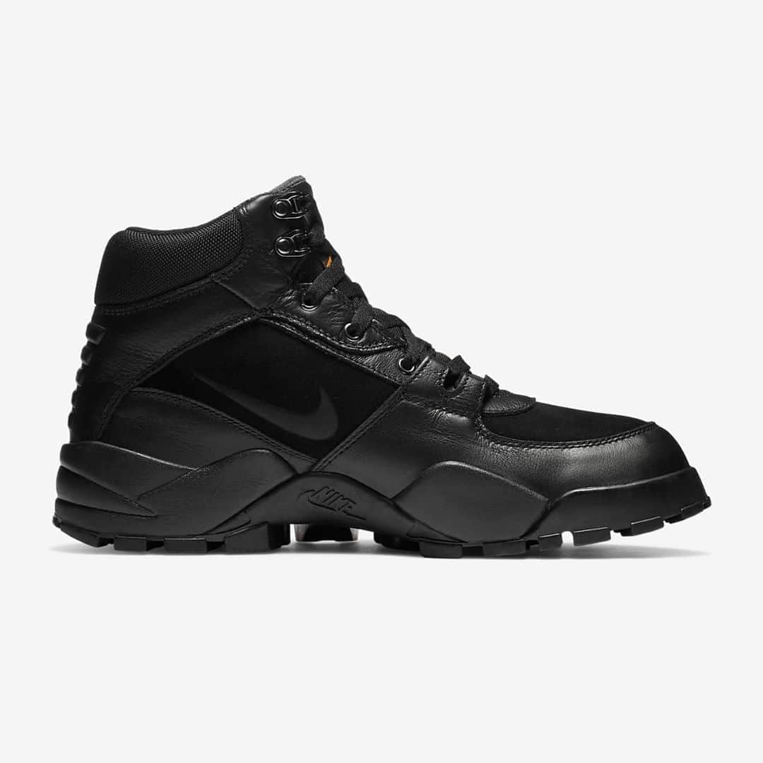 HYPEBEASTさんのインスタグラム写真 - (HYPEBEASTInstagram)「@hypebeastkicks: @nike has unveiled a new Rhyodomo GTX silhouette that’s fit for the winter months ahead. The sneaker-boot hybrid has been made from durable leather that’s covered in a surface layer of GORE-TEX and thick padded mesh, while a set of metal buckle eyelets and a heel component that’s ribbed and sculpted further add to the utilitarian aesthetic. Finishing off the look is a thick sole unit that features large indentations on the outsole that have been strategically placed for optimum levels of grip. Find a pair now on Nike’s website for approximately $112 USD.⁠⠀ Photo: Nike」11月4日 21時55分 - hypebeast