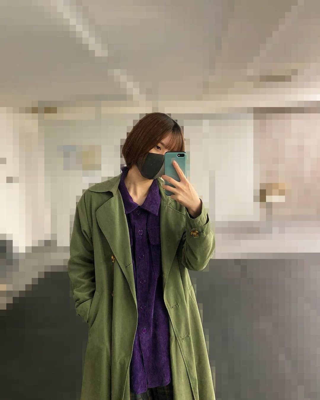 Leeのインスタグラム：「この色の組みあわせ結構好きかもしれぬ🍀🍇今日の私服です。本当は全身も載せたかったんだけど上手く写せなかったので上半身だけ。。下はダボっとした緑と黄色のチェックパンツを履いてます。  今日はお仕事終わりにちょっと遠くまでお散歩をしてだいすきな漫画を買って帰ってきました。読むのが楽しみすぎる…！  皆さんの1日も是非教えてください😊 #instagram #カーキコーデ #カーキコート #コーデュロイシャツ #🍀 #🍇 #ショートボブ #ボブ」